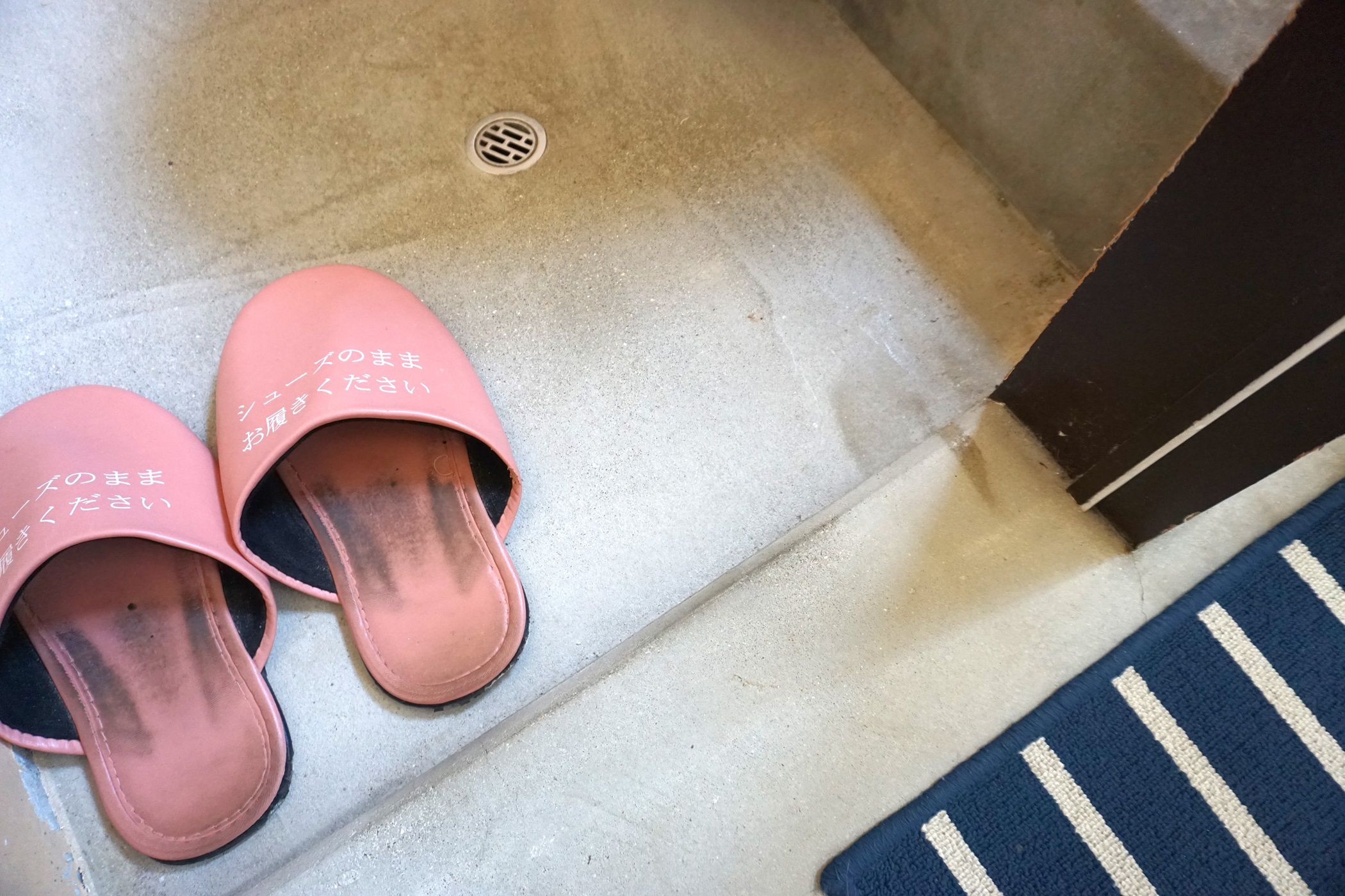 出入口に3センチの段差があります