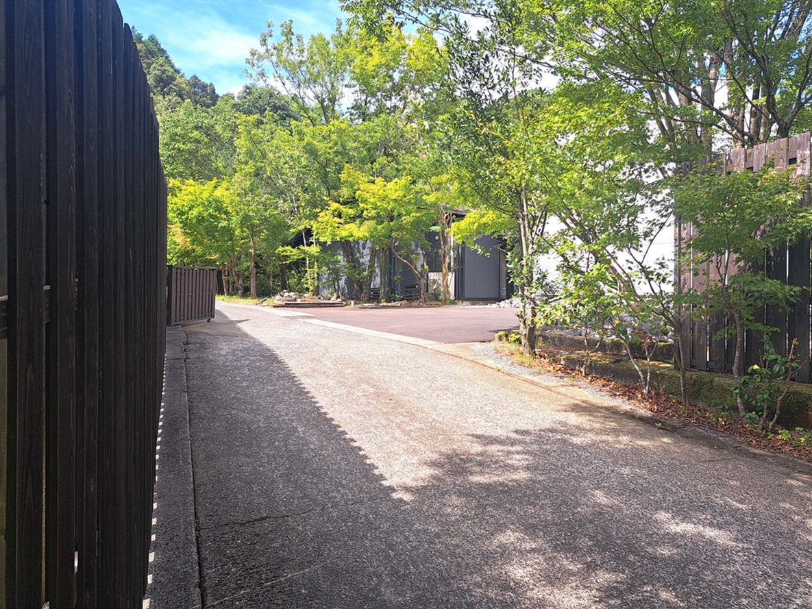 右手に曲がるとレセプトカウンターがある母屋です