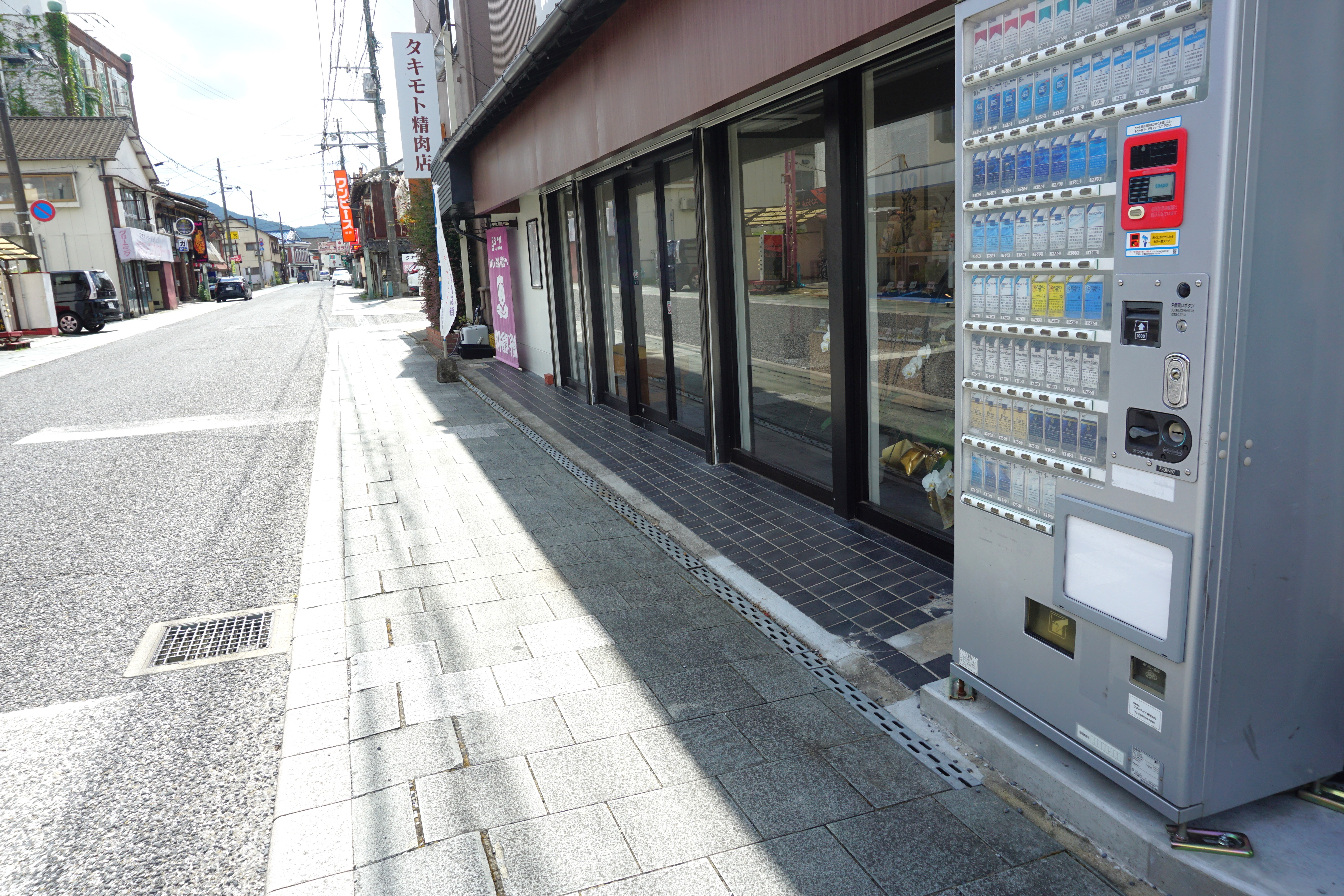 店舗前は車道です