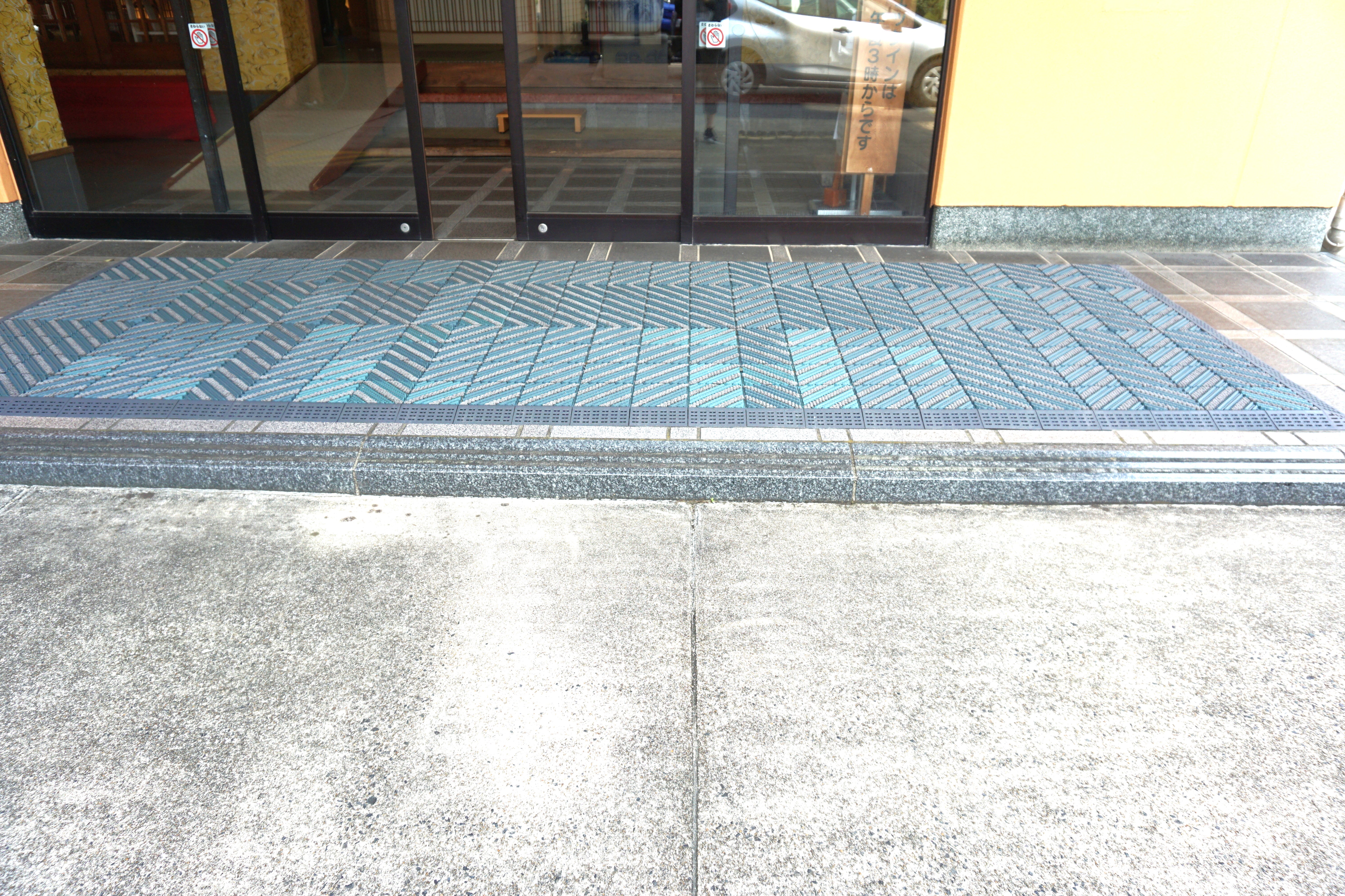 10センチほどの段があります