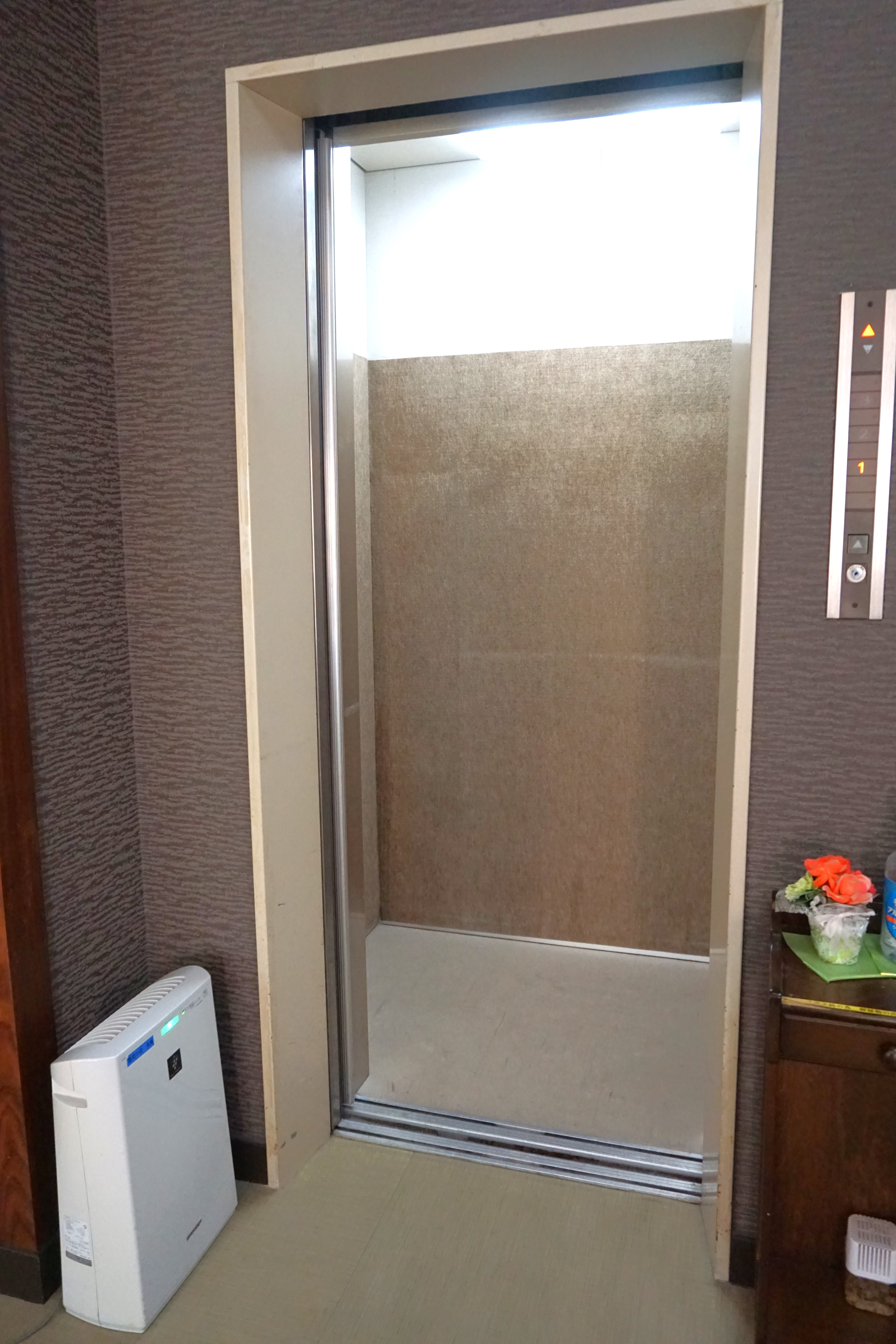 エレベーター内