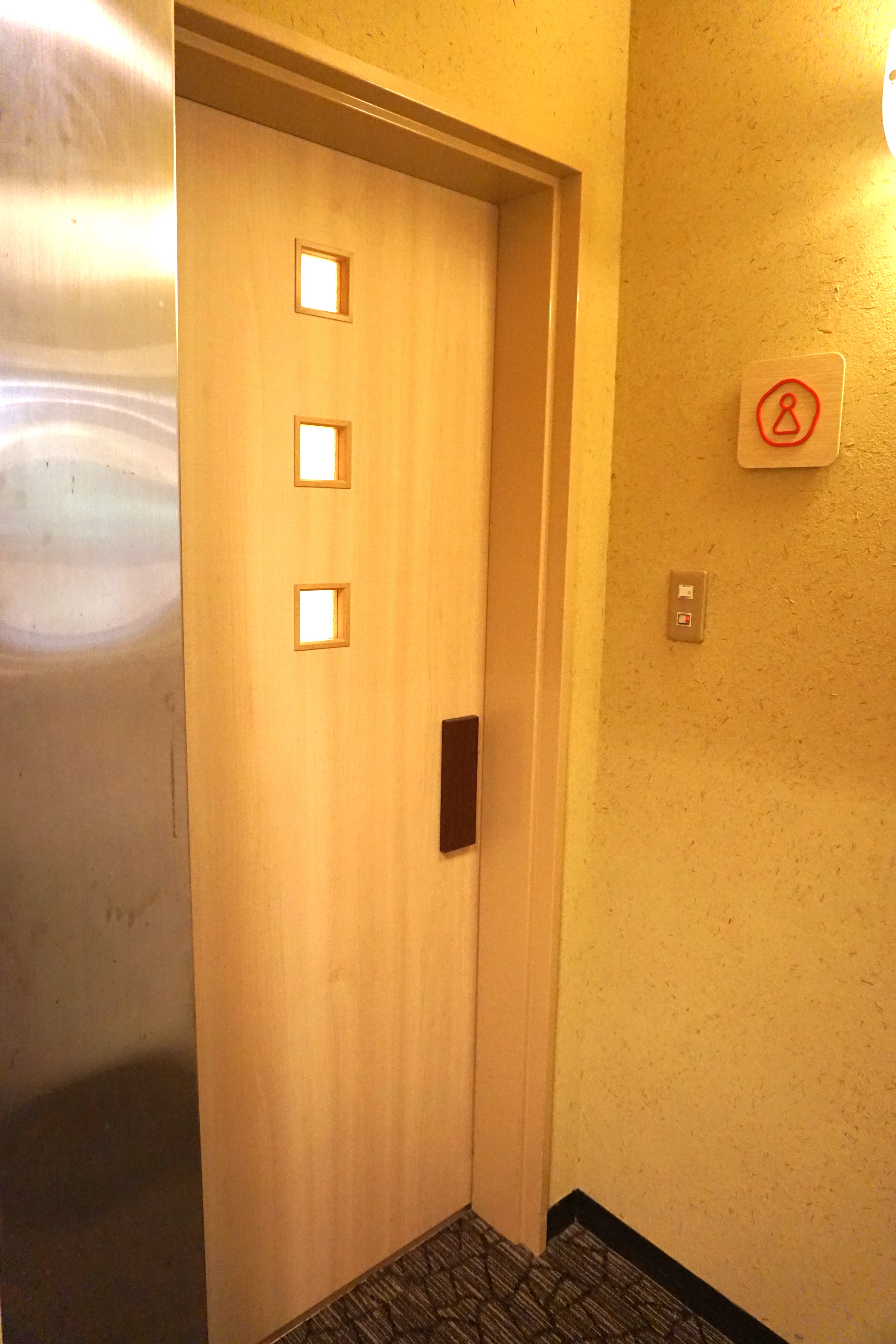 女性用トイレドア、開き戸です