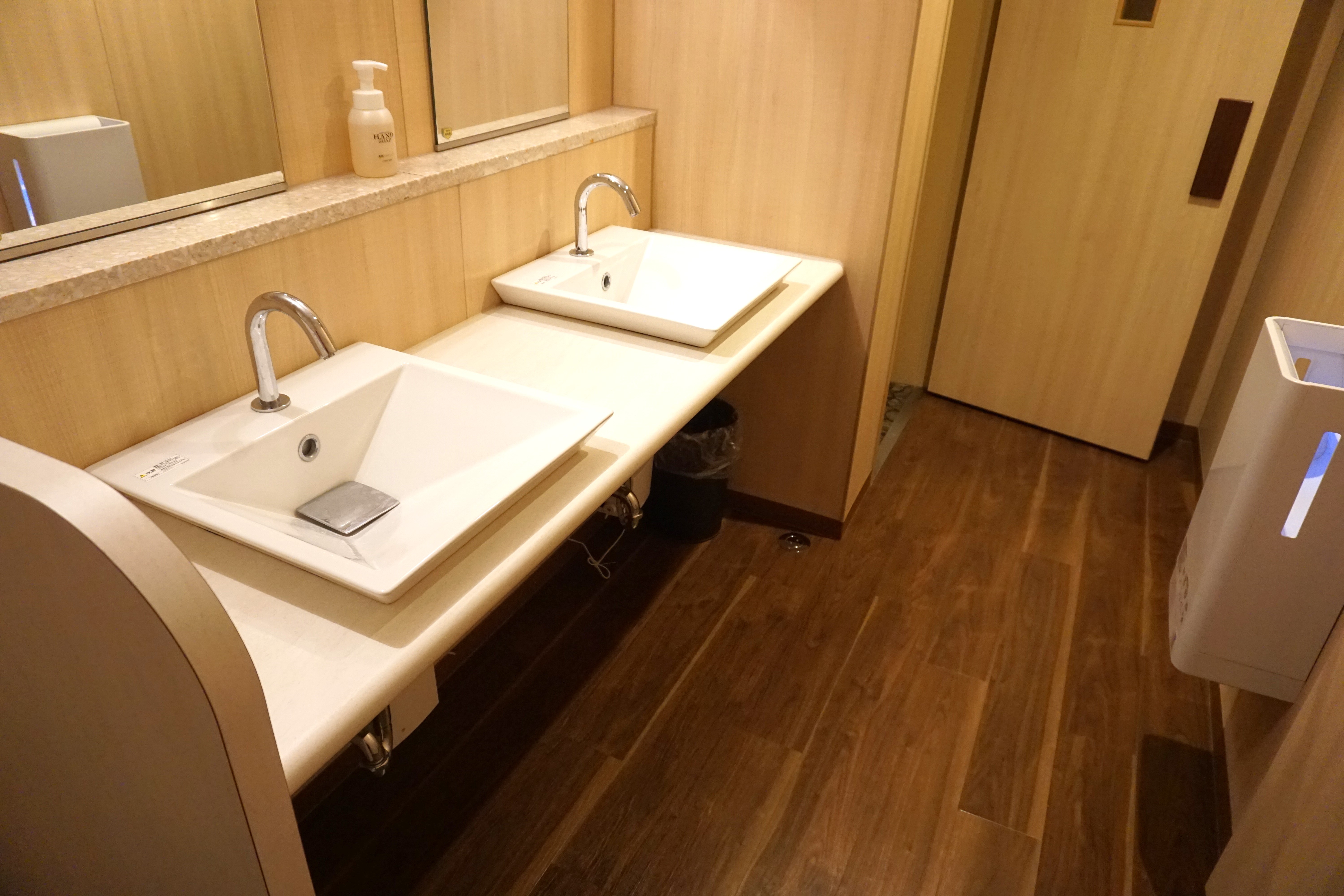 女性用トイレ洗面所