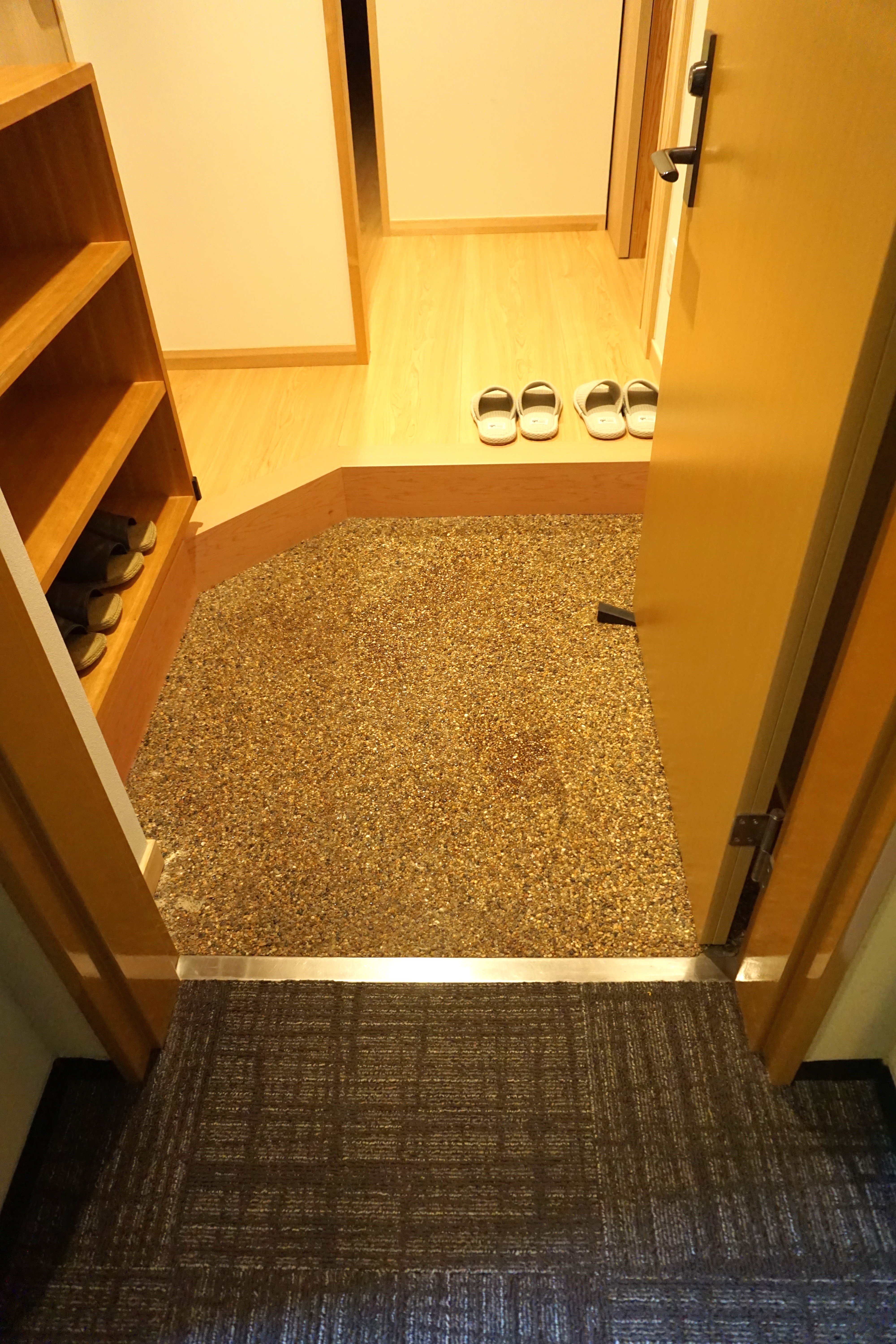 客室出入口、靴を脱いで1段の段差があります