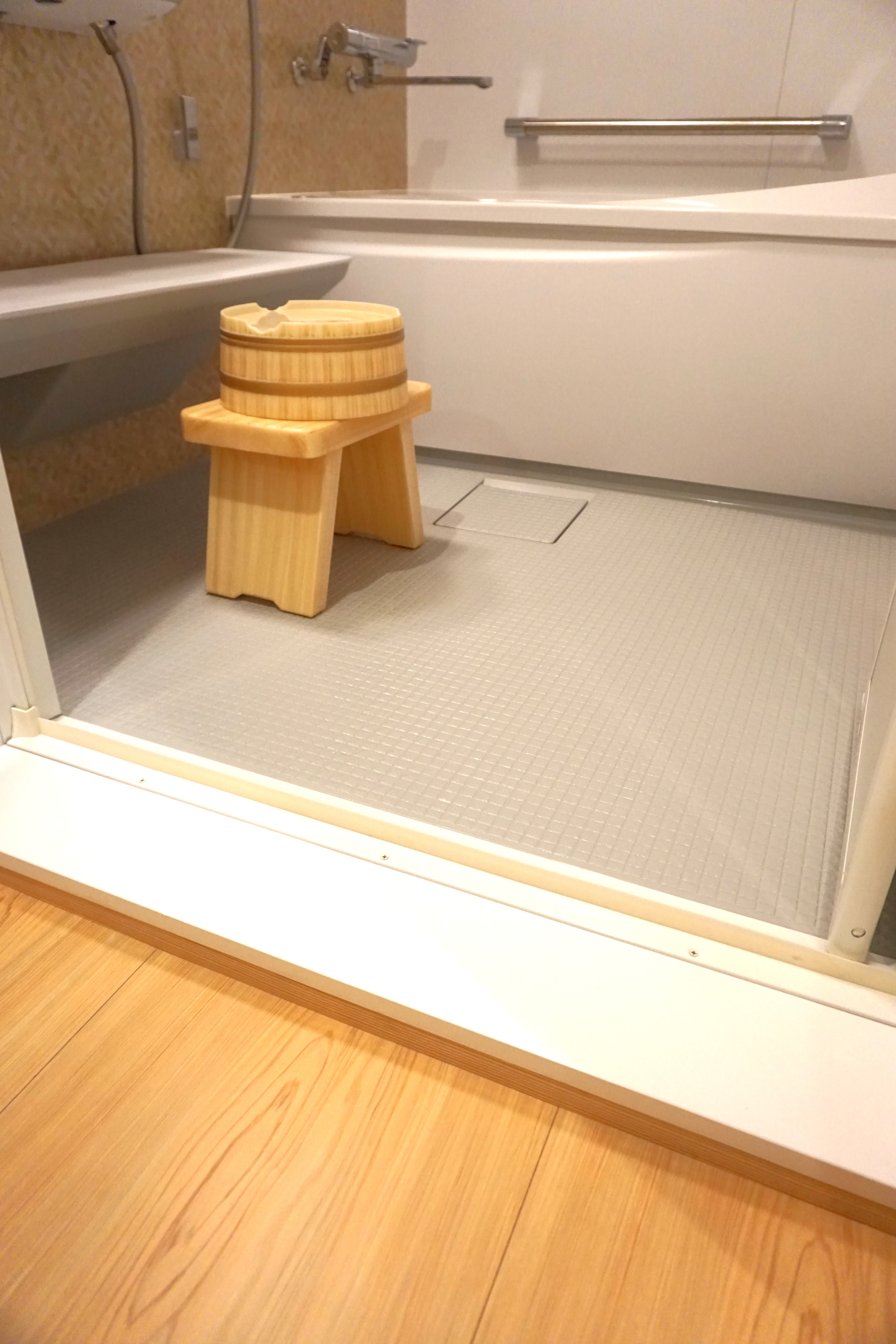 浴室は段差が1段あります