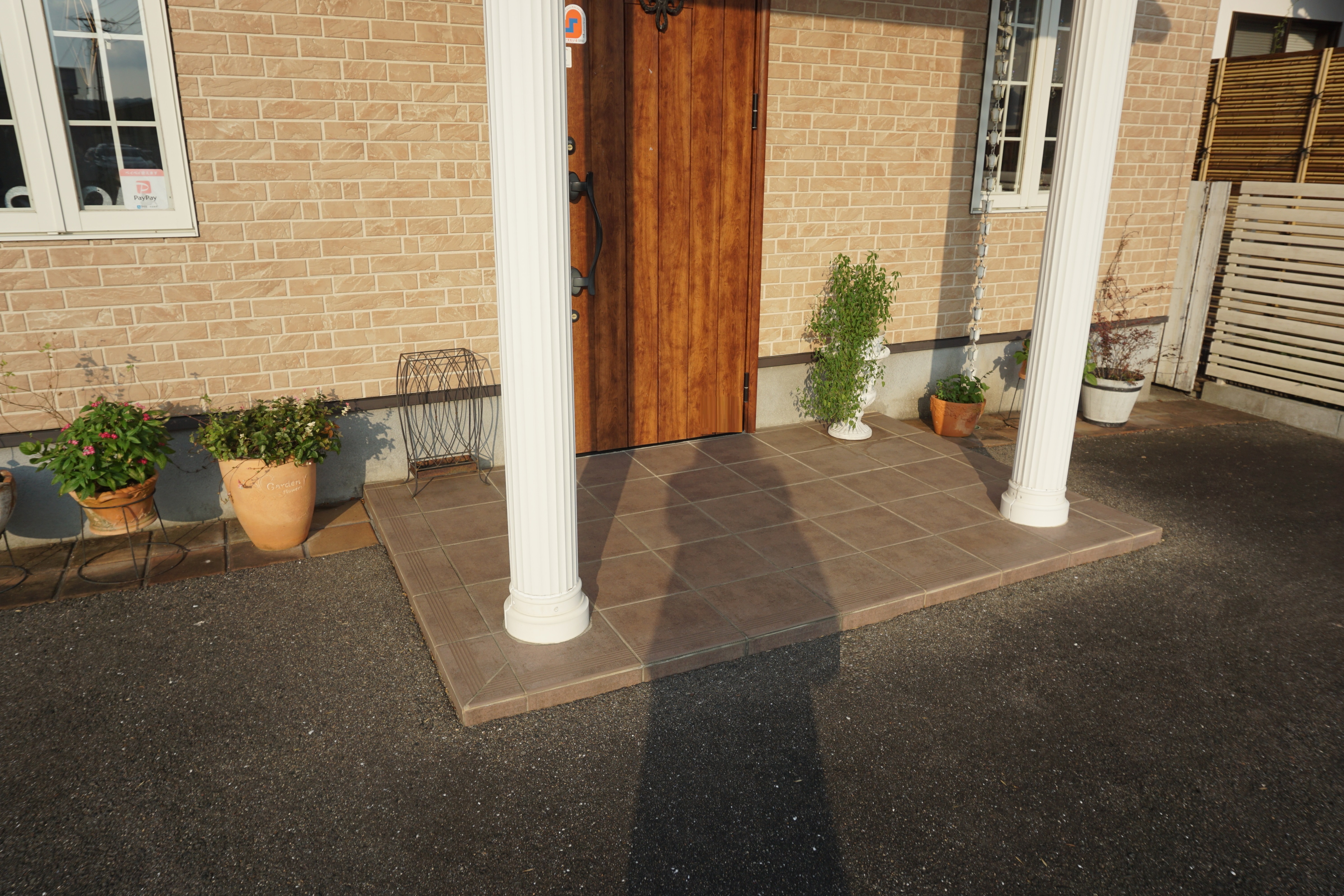 出入り口前に1段の段差があります