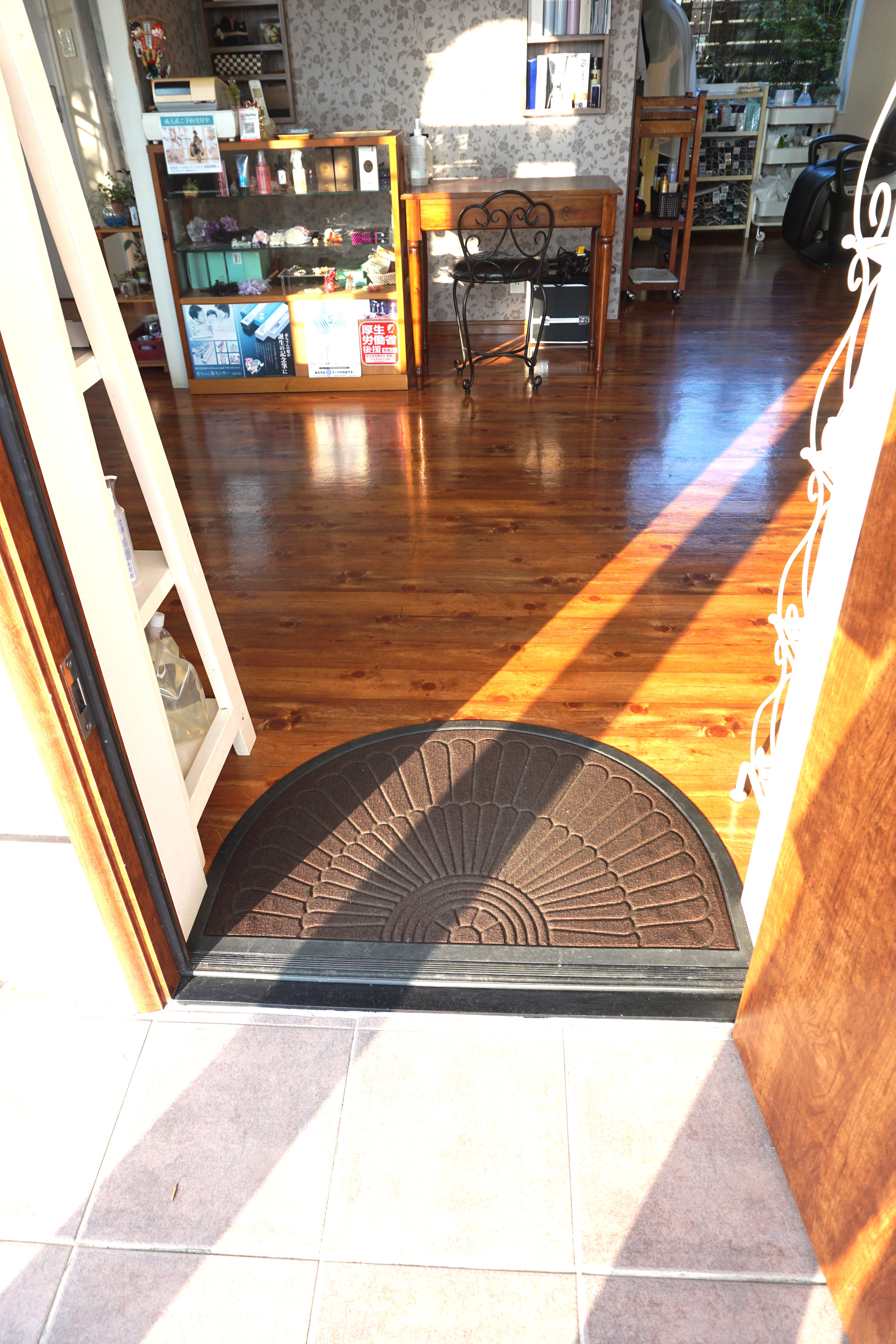 ドアは外開きです