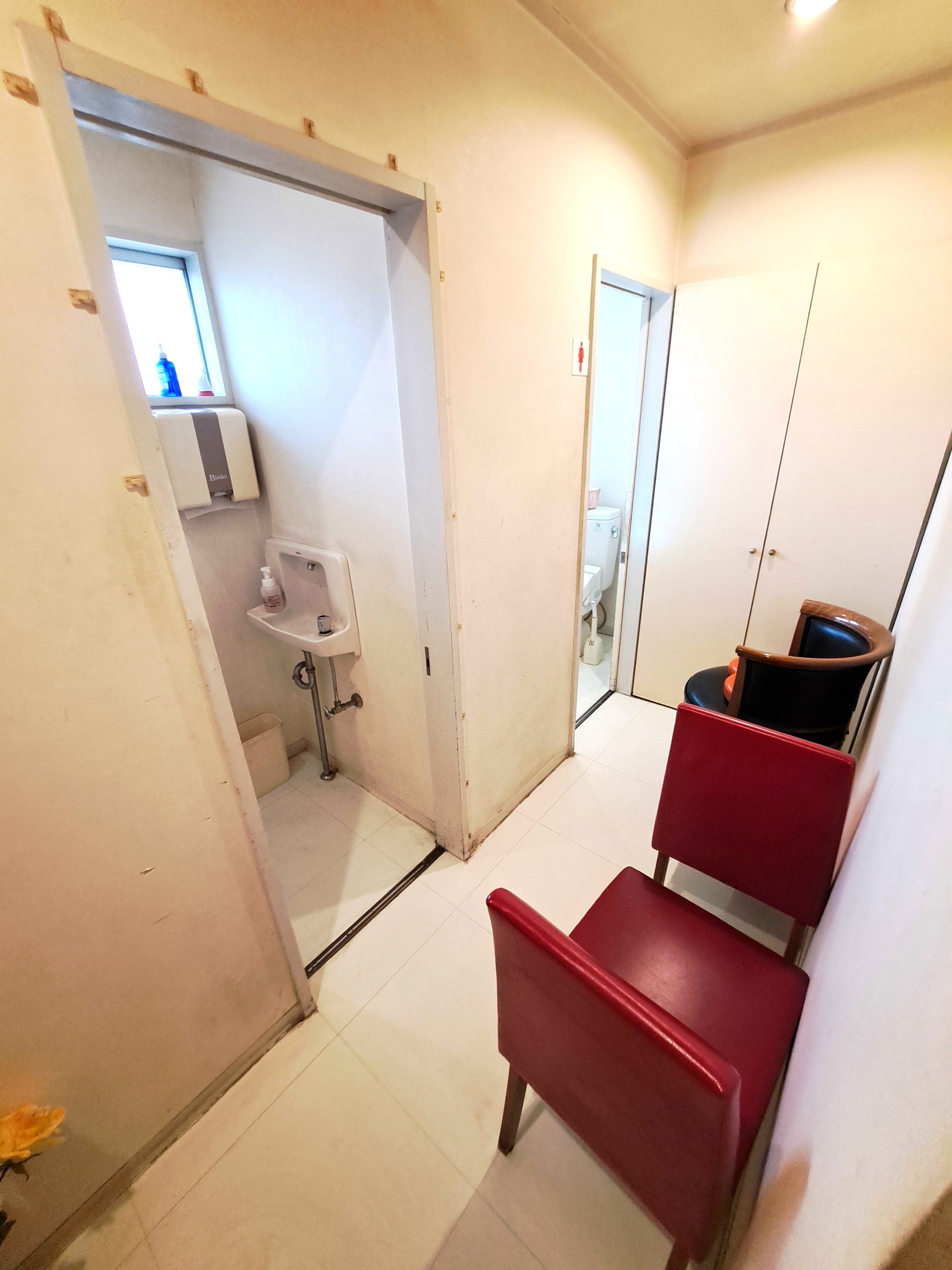 トイレは二つあります、どちらも引き戸です