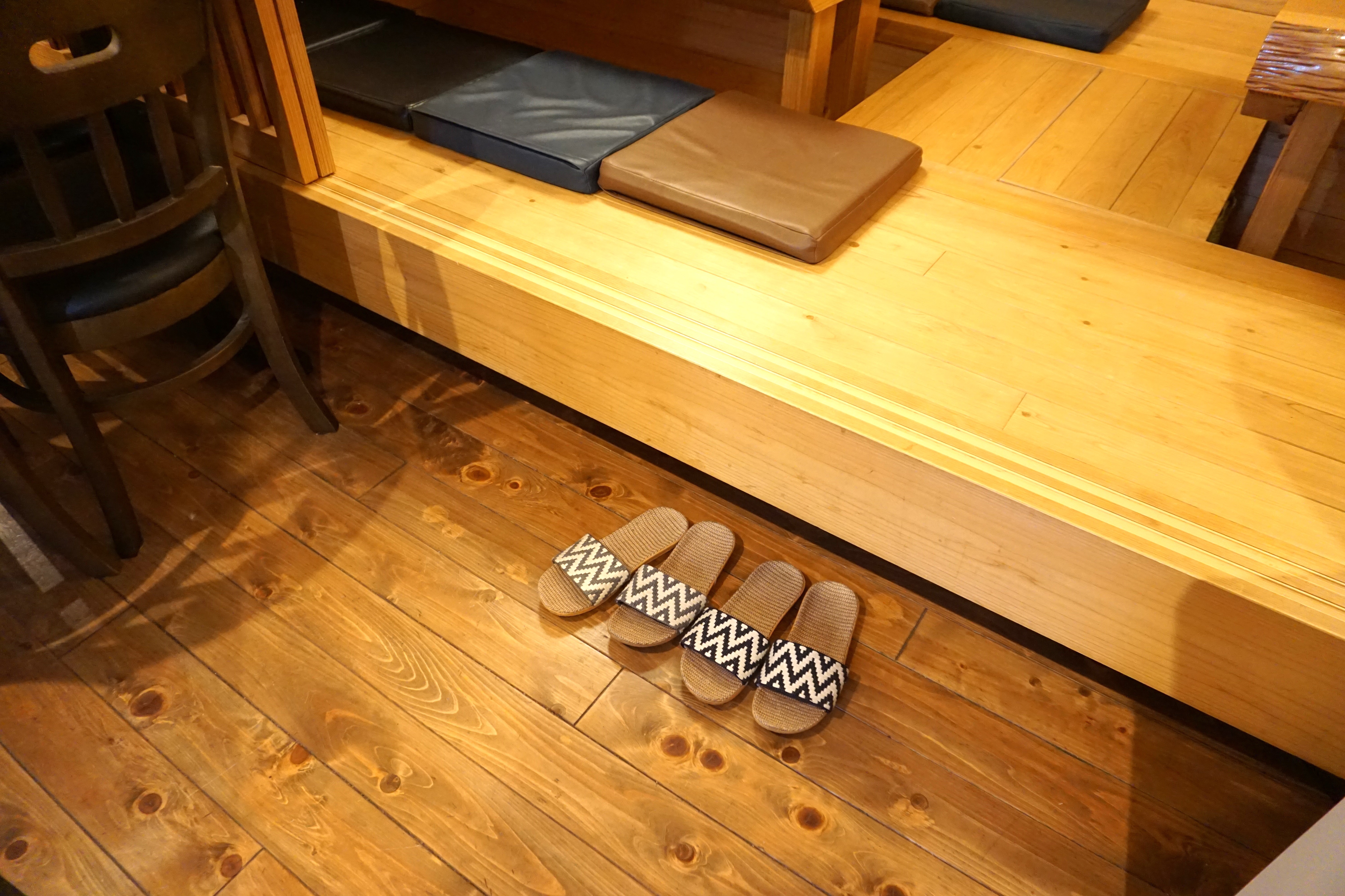 座敷席は靴を脱いで上がってください