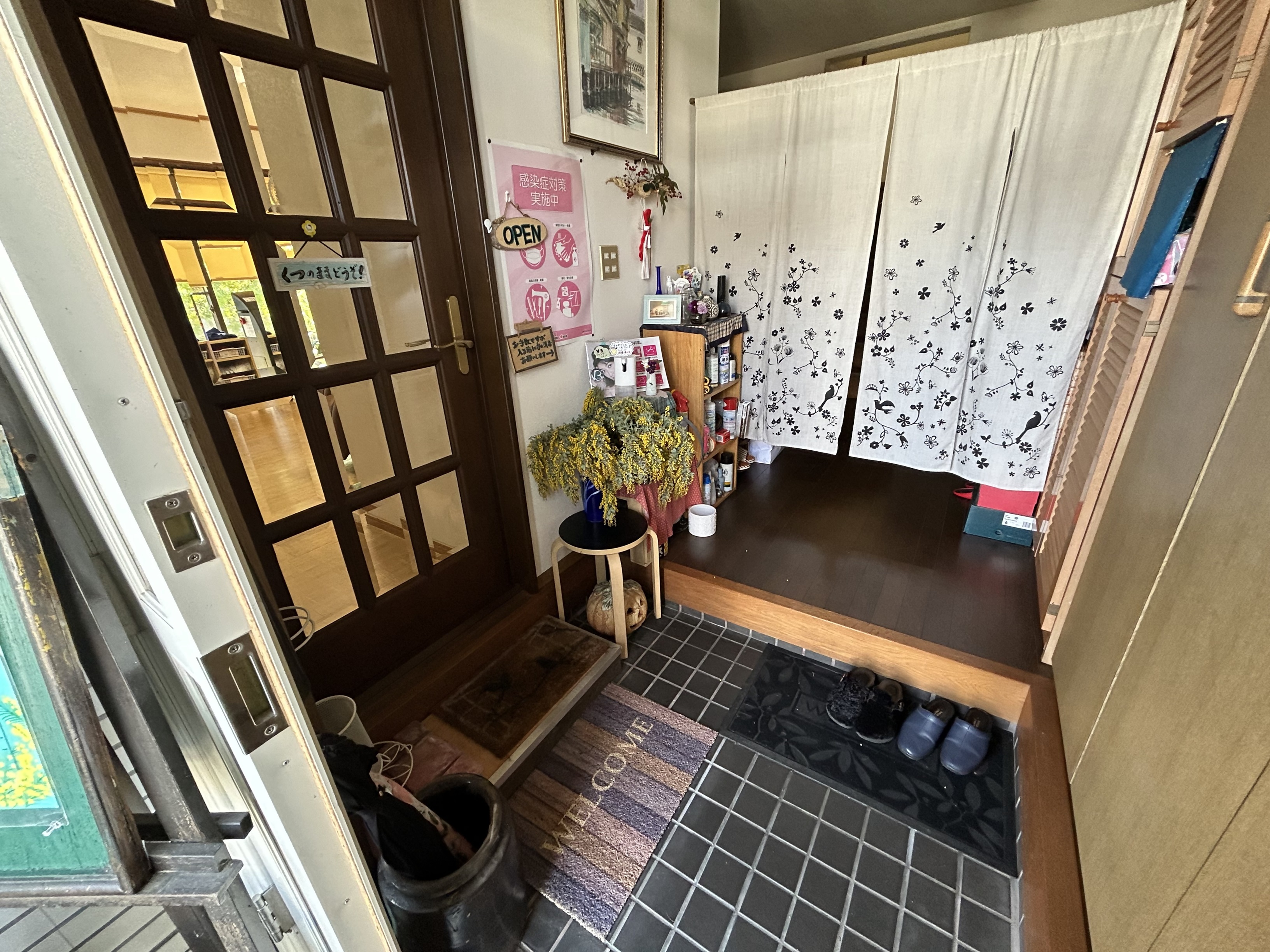 店内にも15センチほどの段差が2段あります