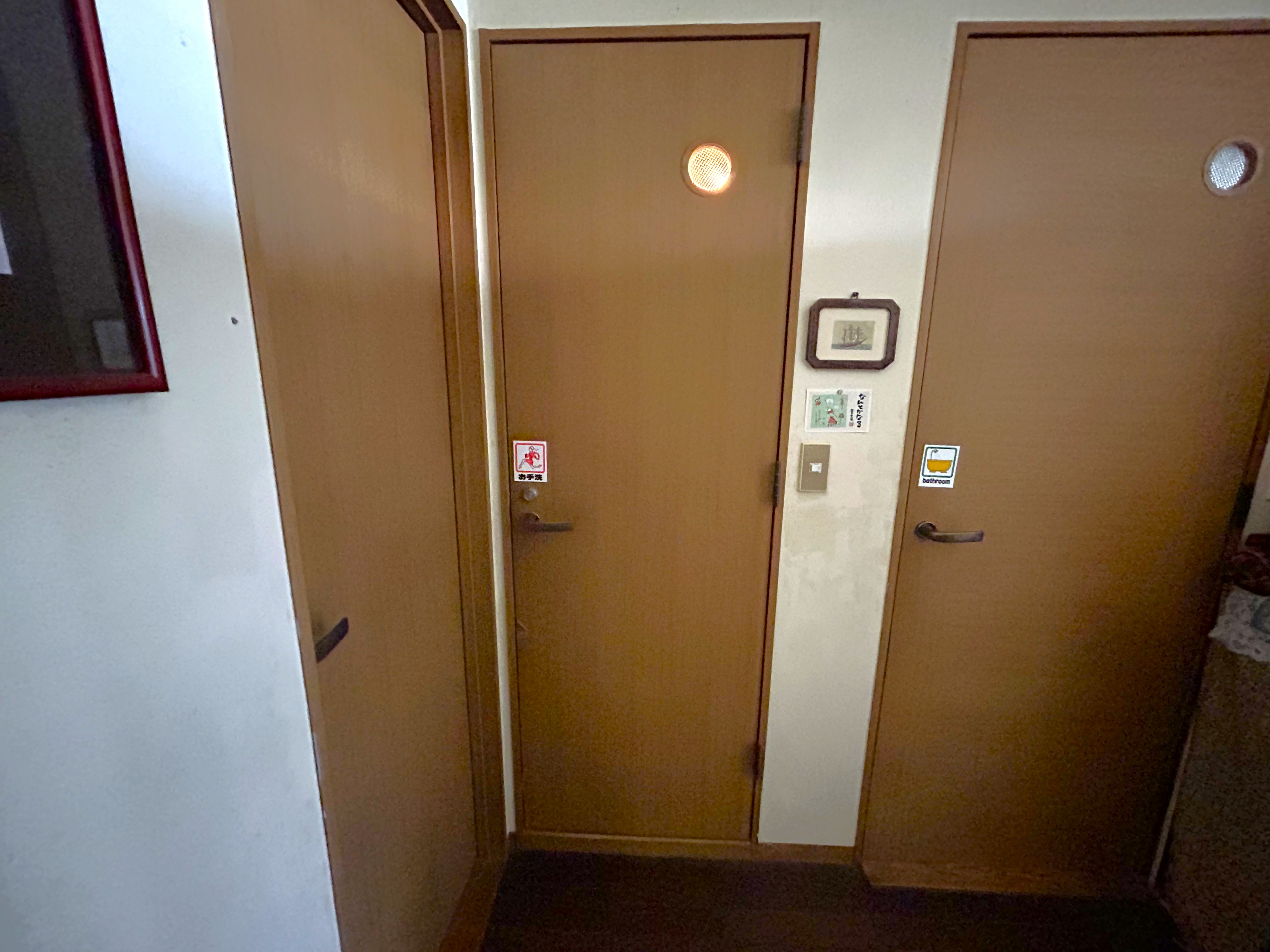 トイレドアは開き戸です