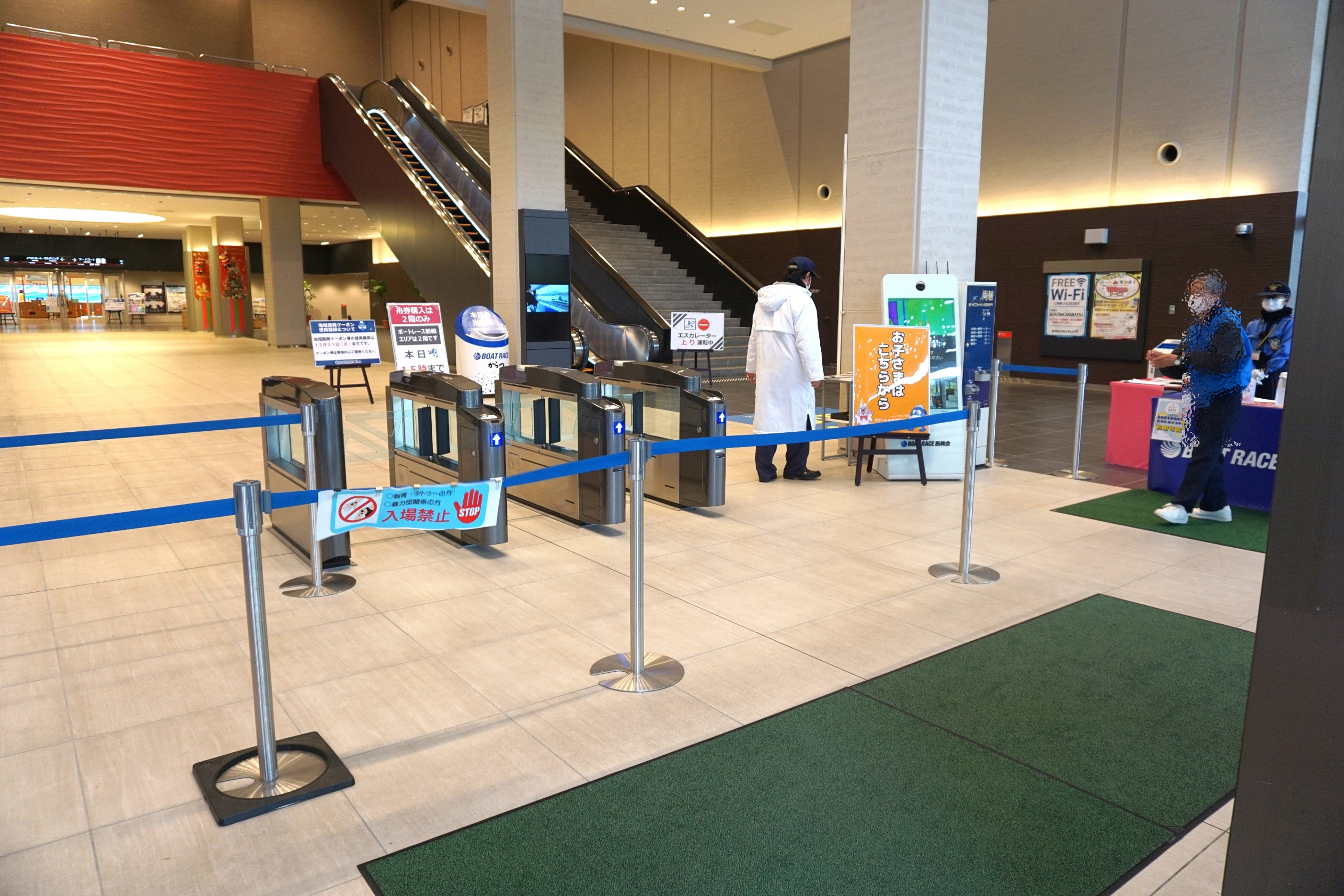 案内に従いお進みください