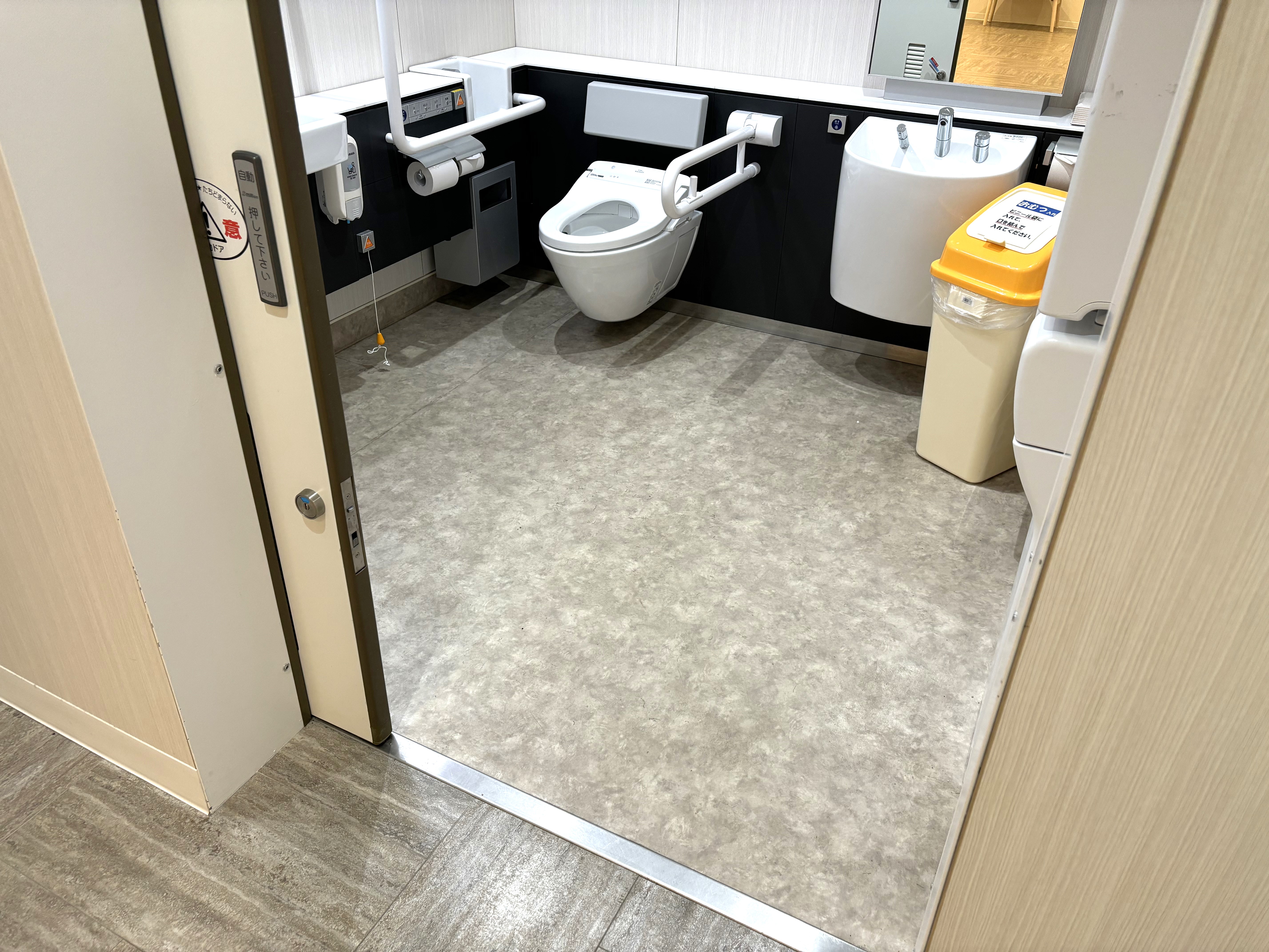 バリアフリートイレ内におむつ交換台、オスメイトあります