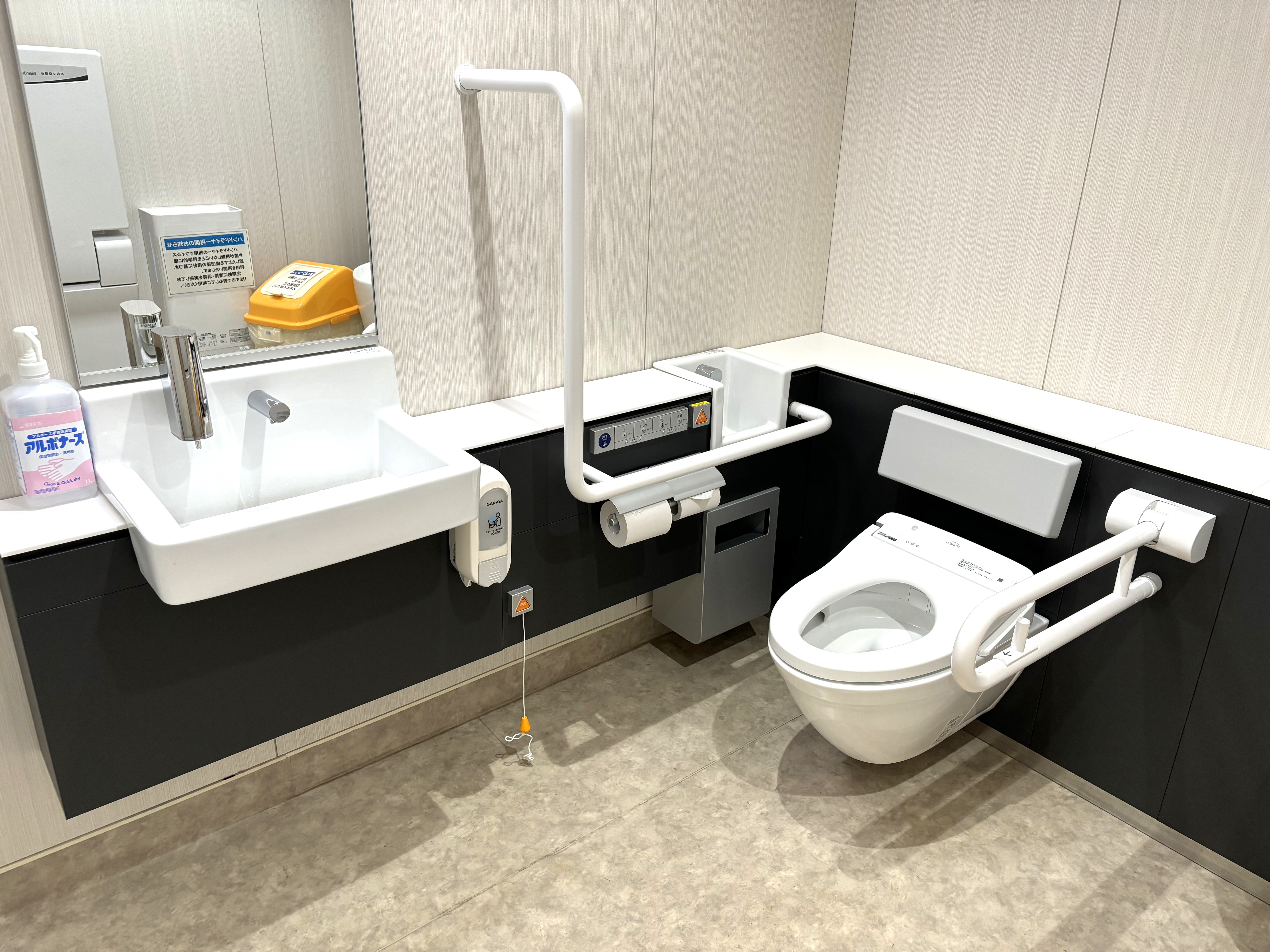 バリアフリートイレ内