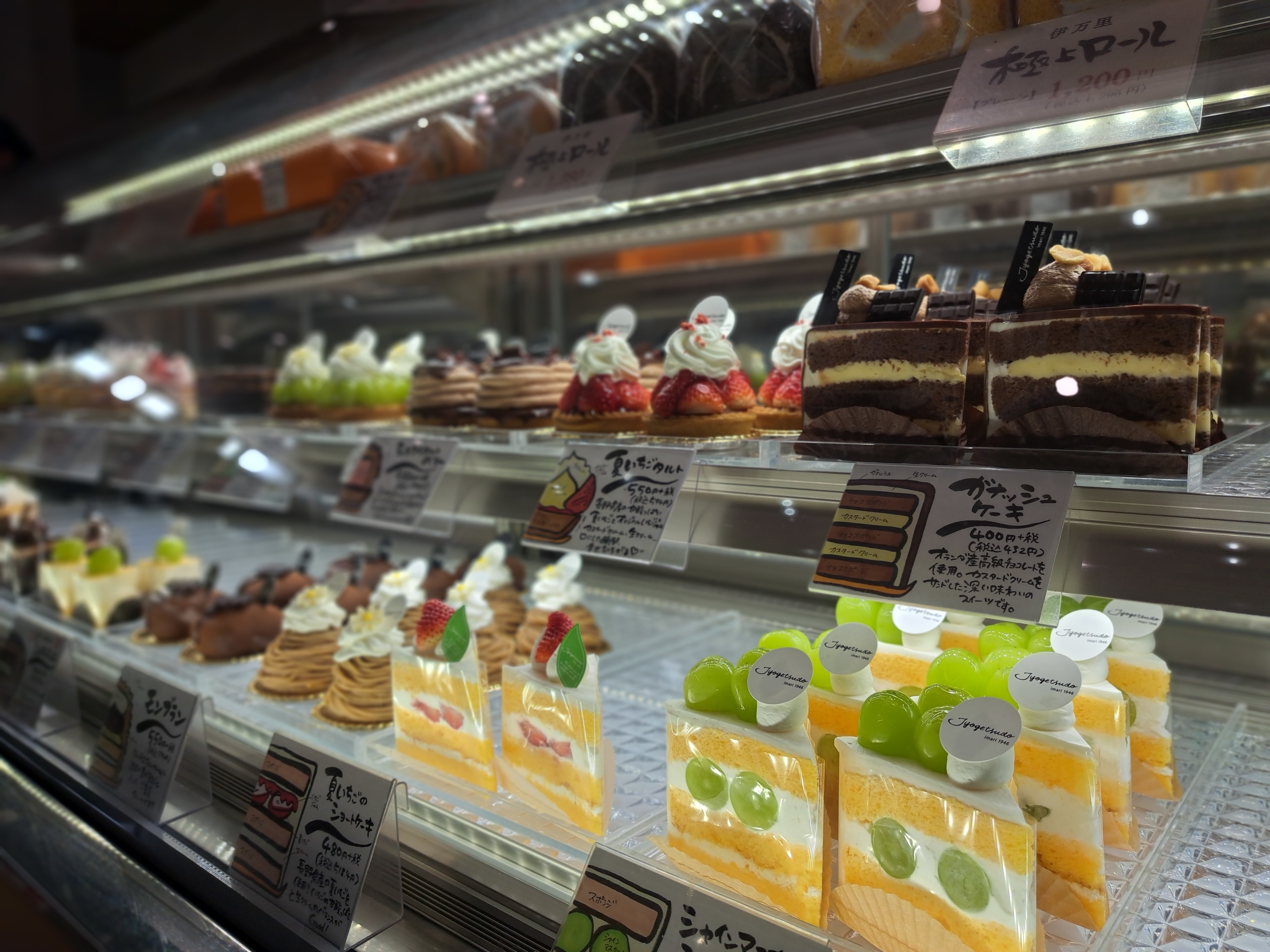 ケーキなどの生菓子もあります♪