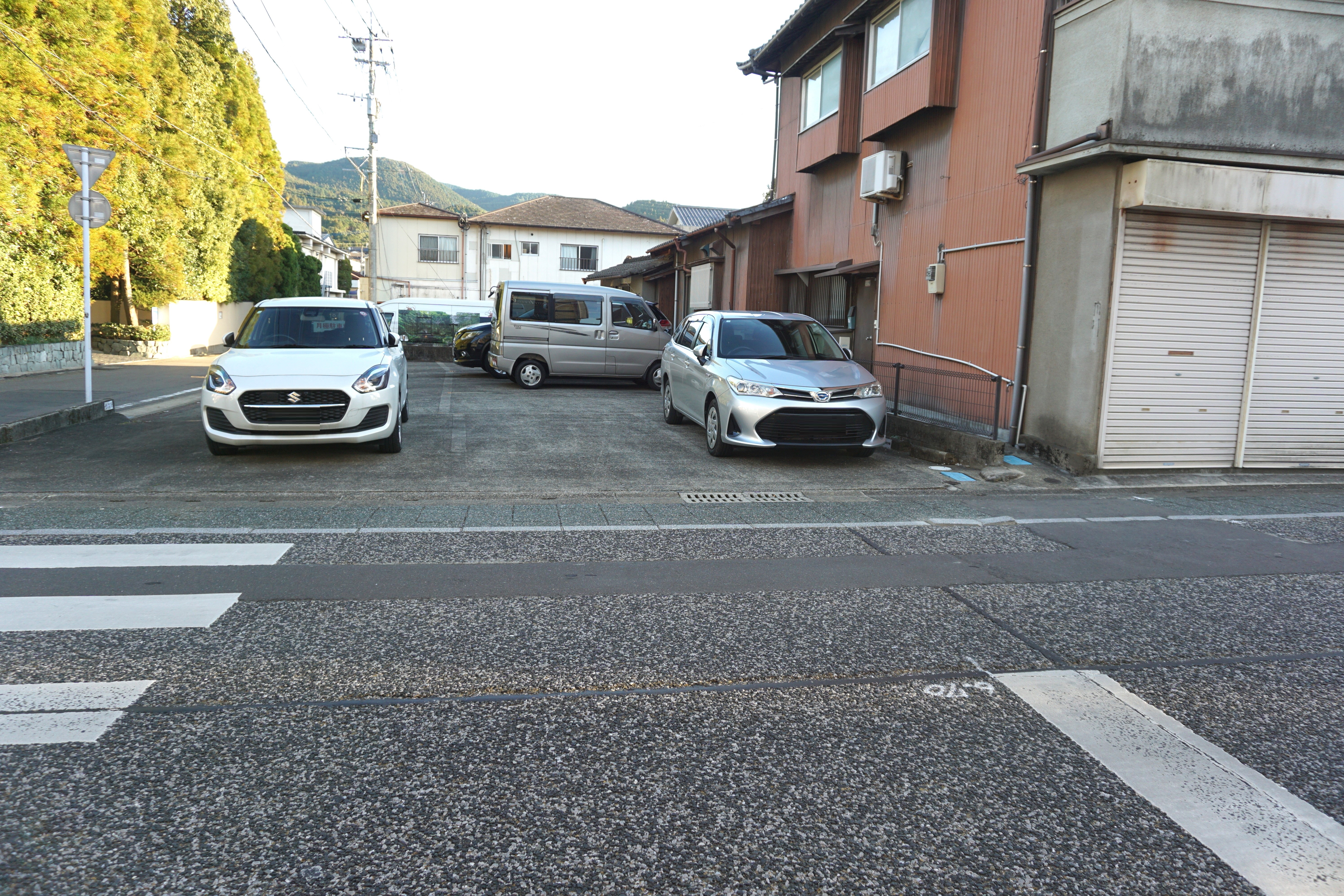 店舗から20メートルほど先に駐車場が2台あります