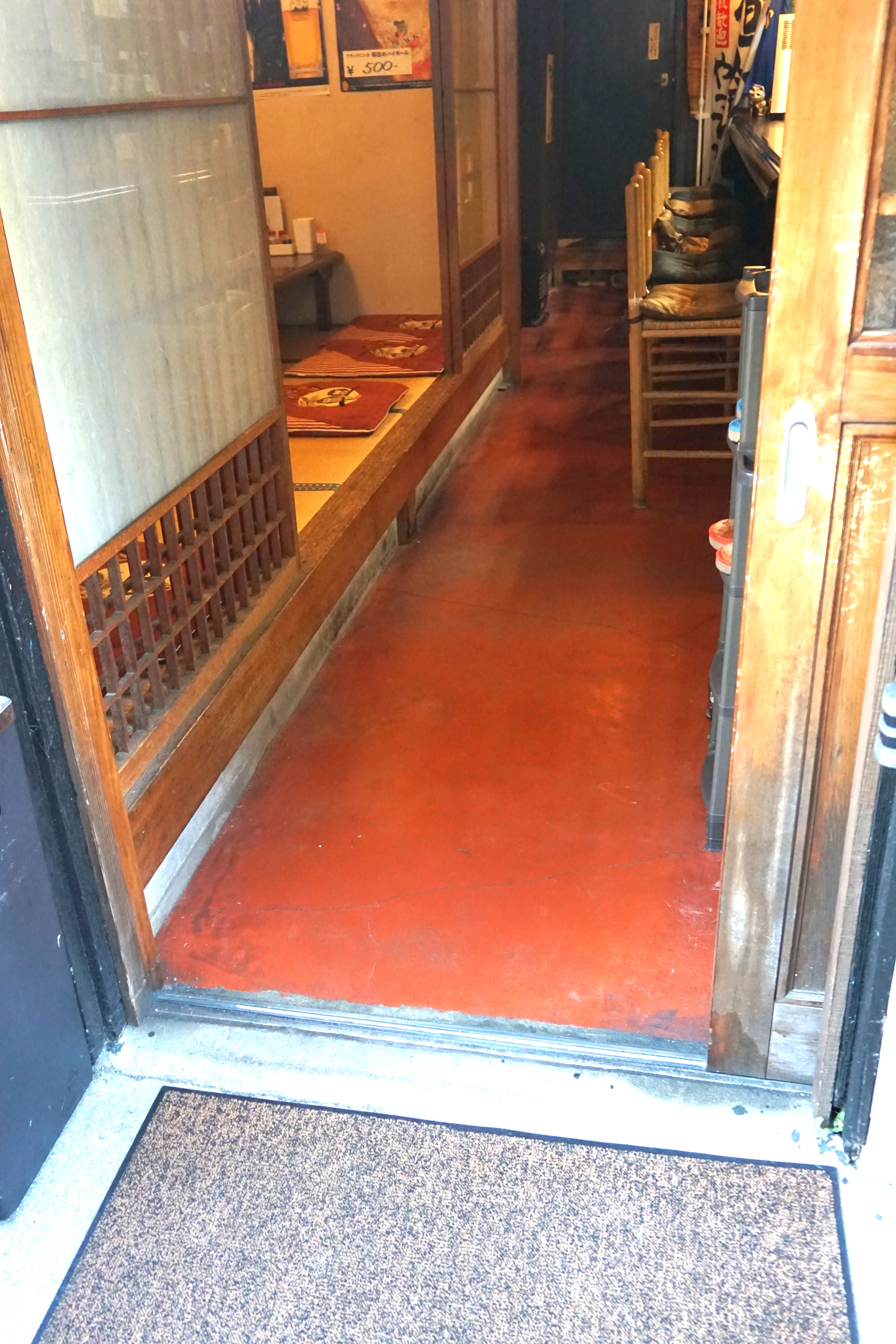 ドアのレールの凸凹のみで、ほぼフラットです