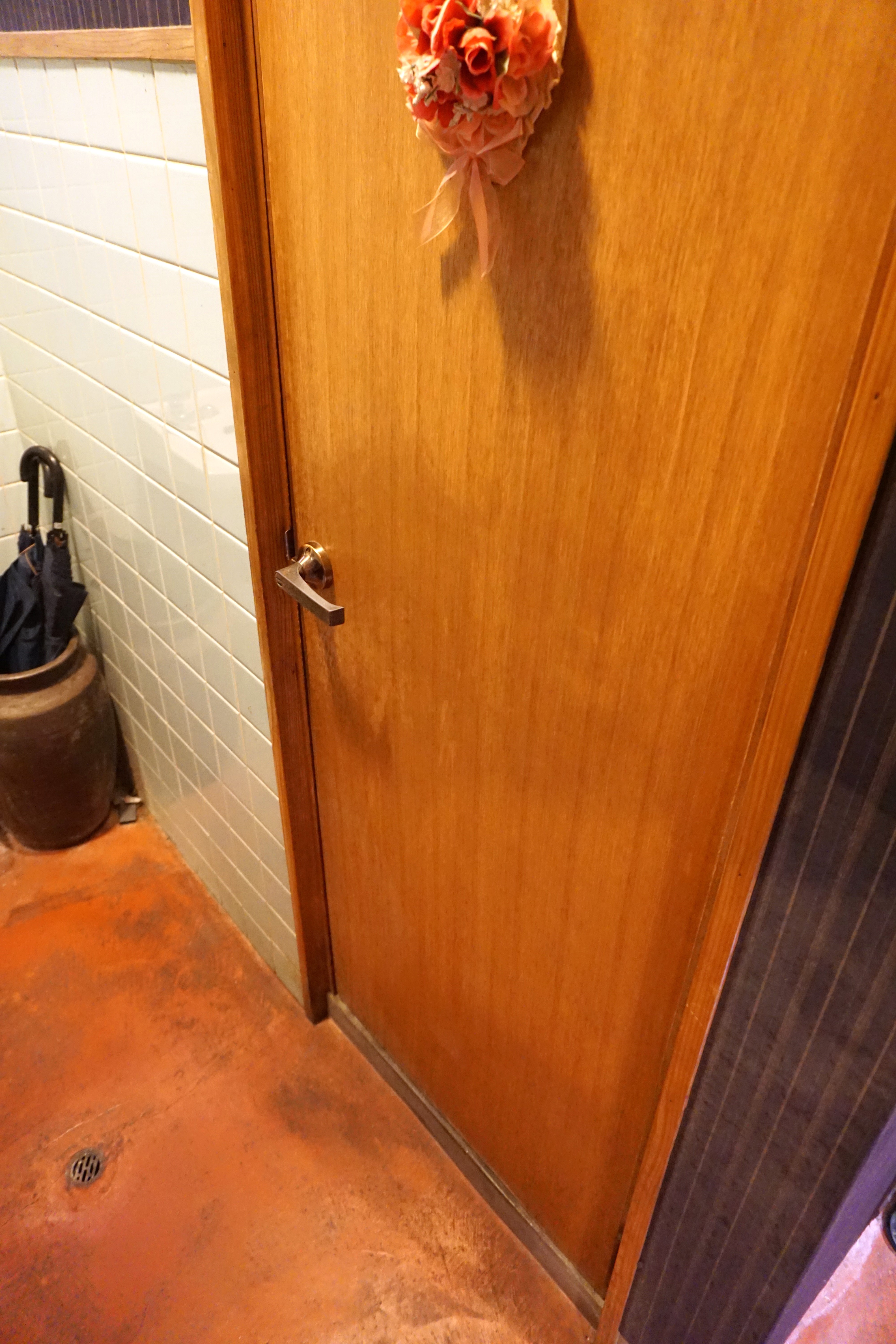 トイレのドアは外開きです