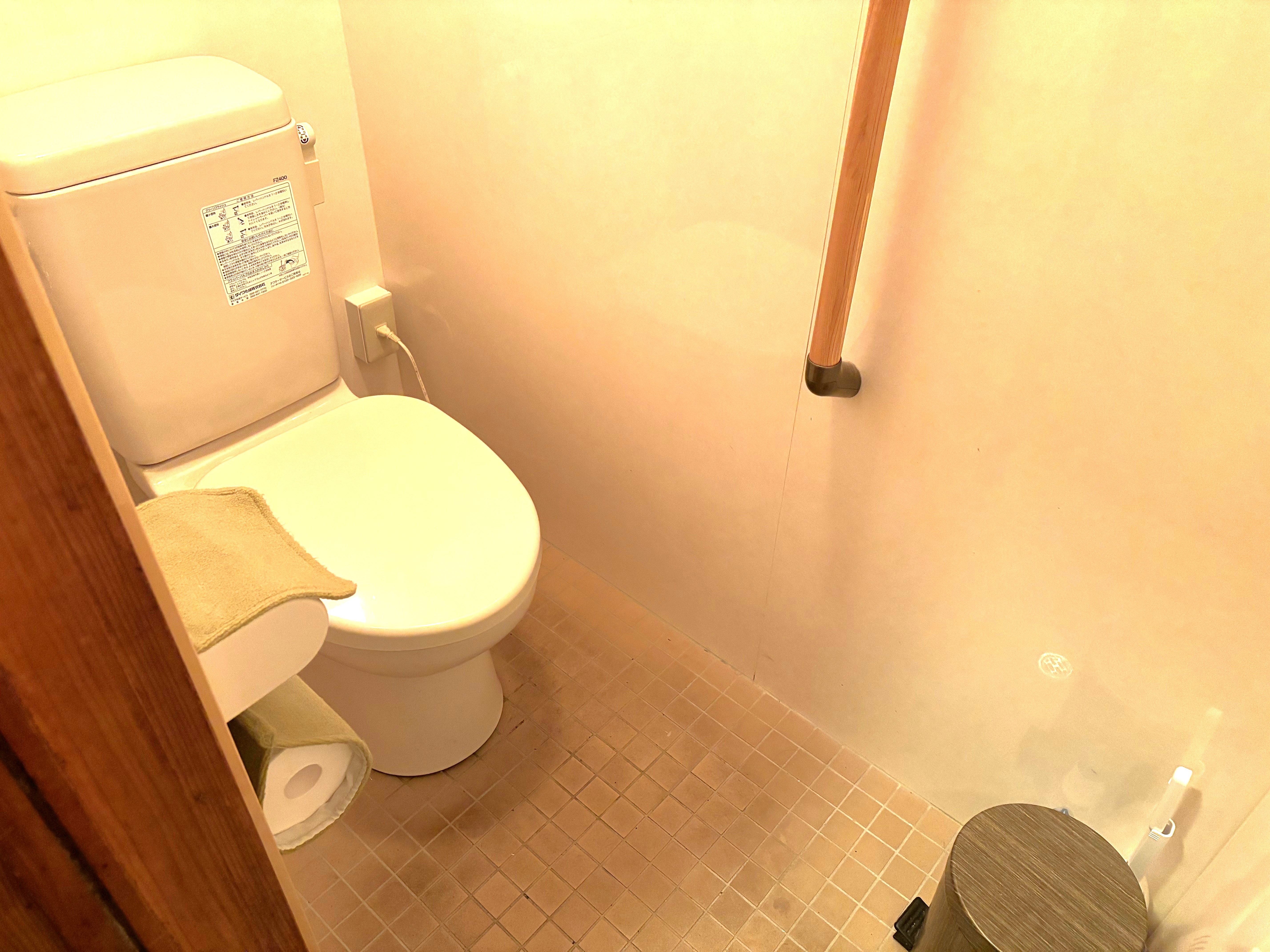 トイレ内には手すりがあります