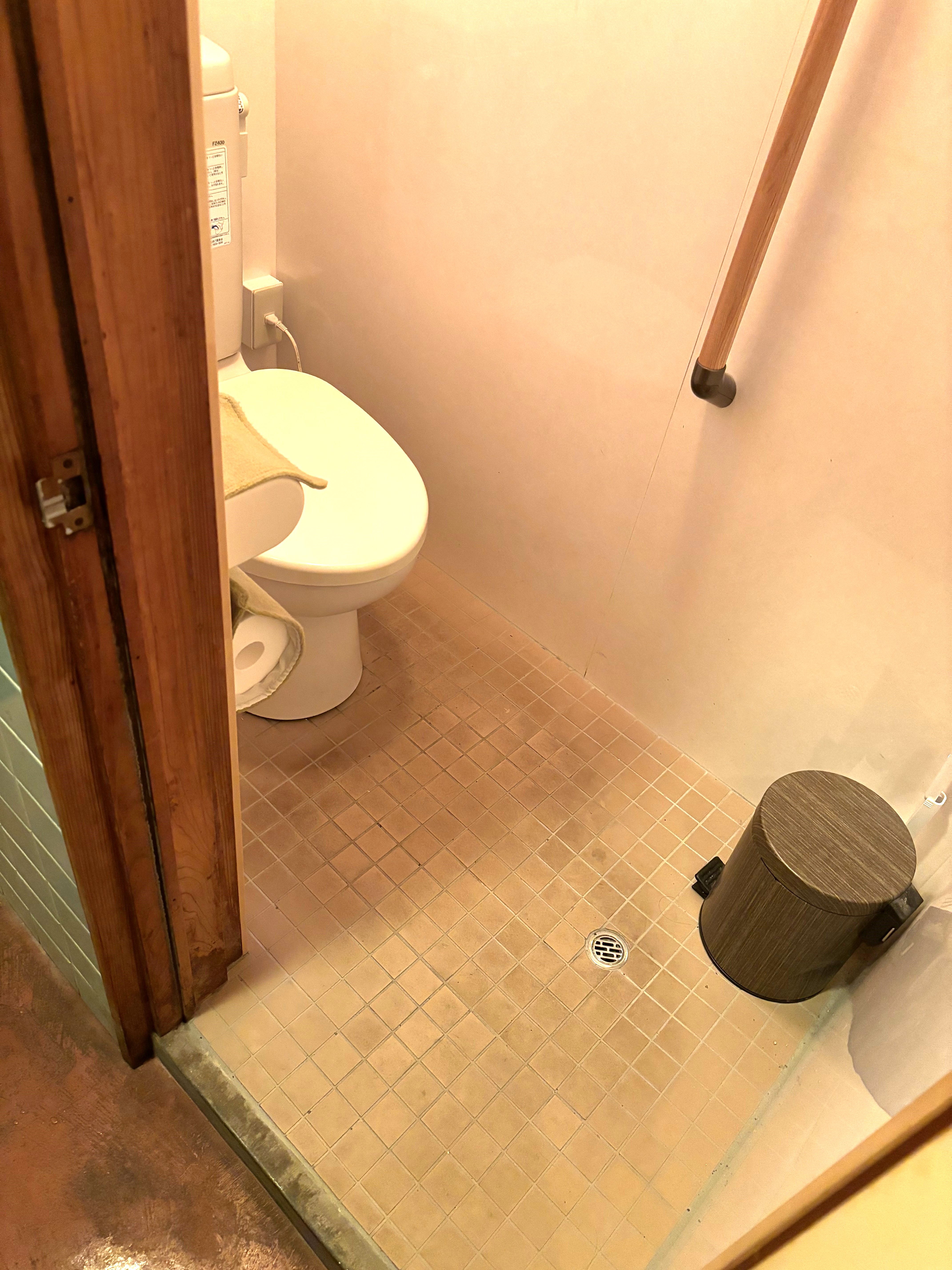 洋式トイレ、手すりあります