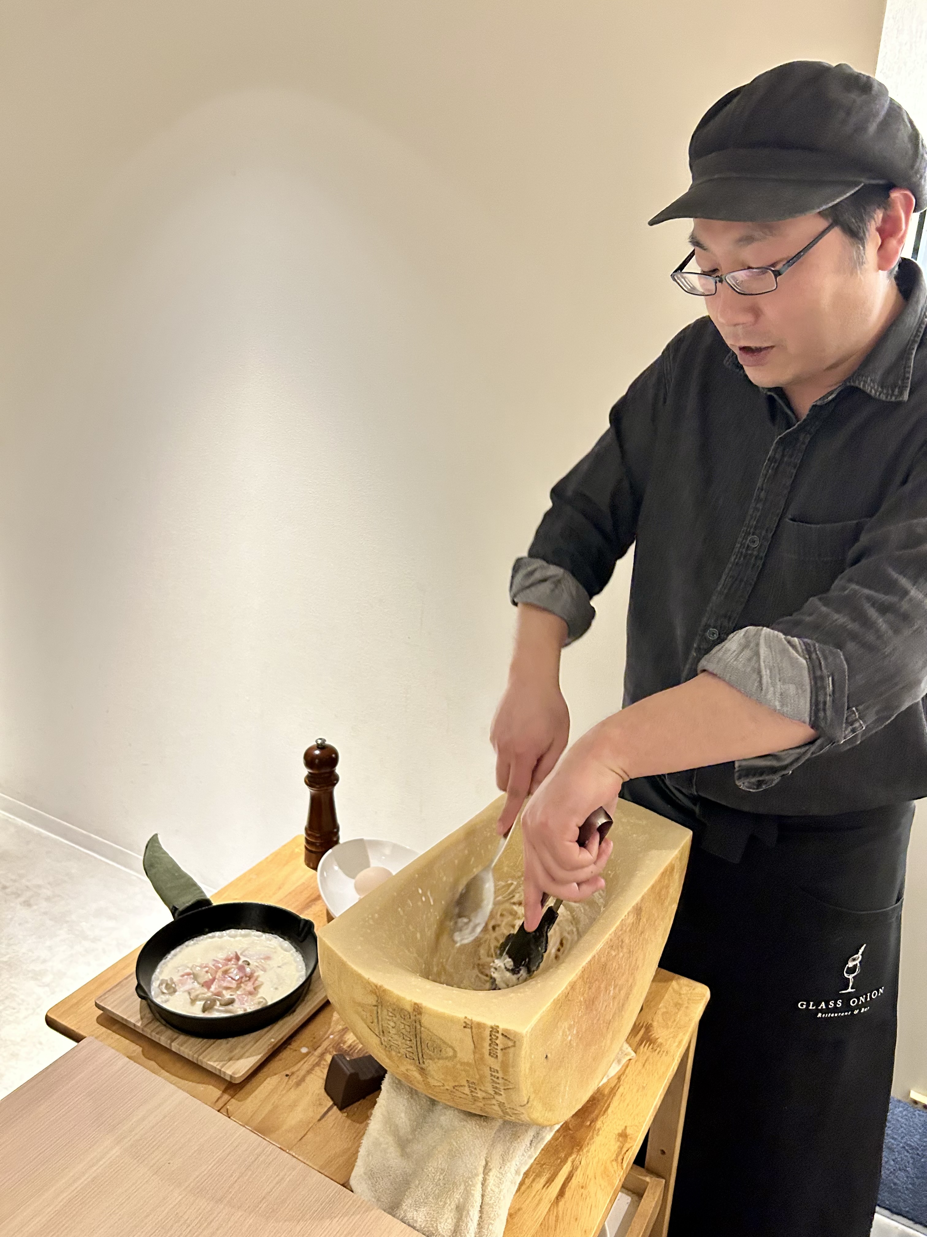 人気メニュー「大きなチーズの器で仕上げるカルボナーラ」