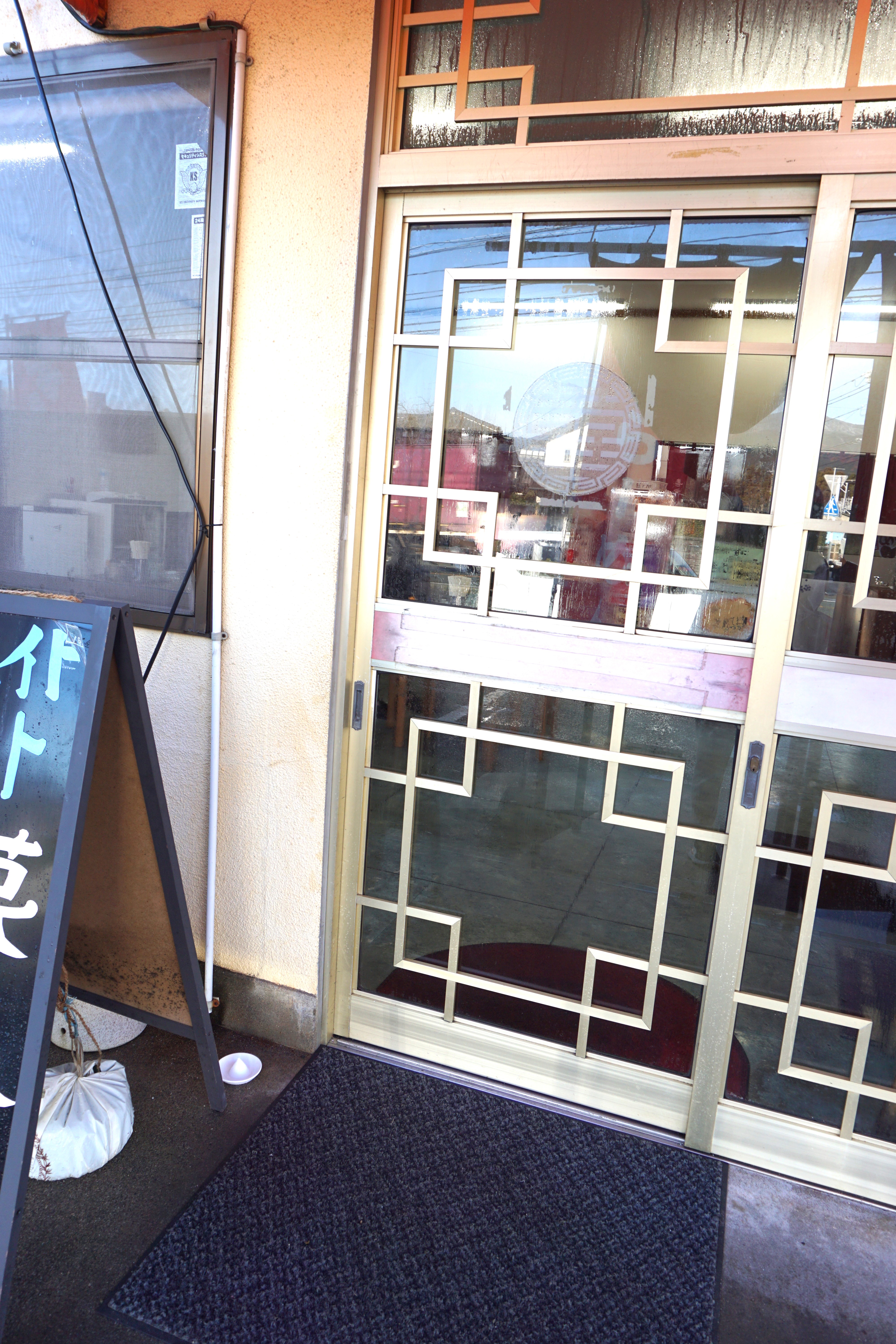 出入口ドアは手動です