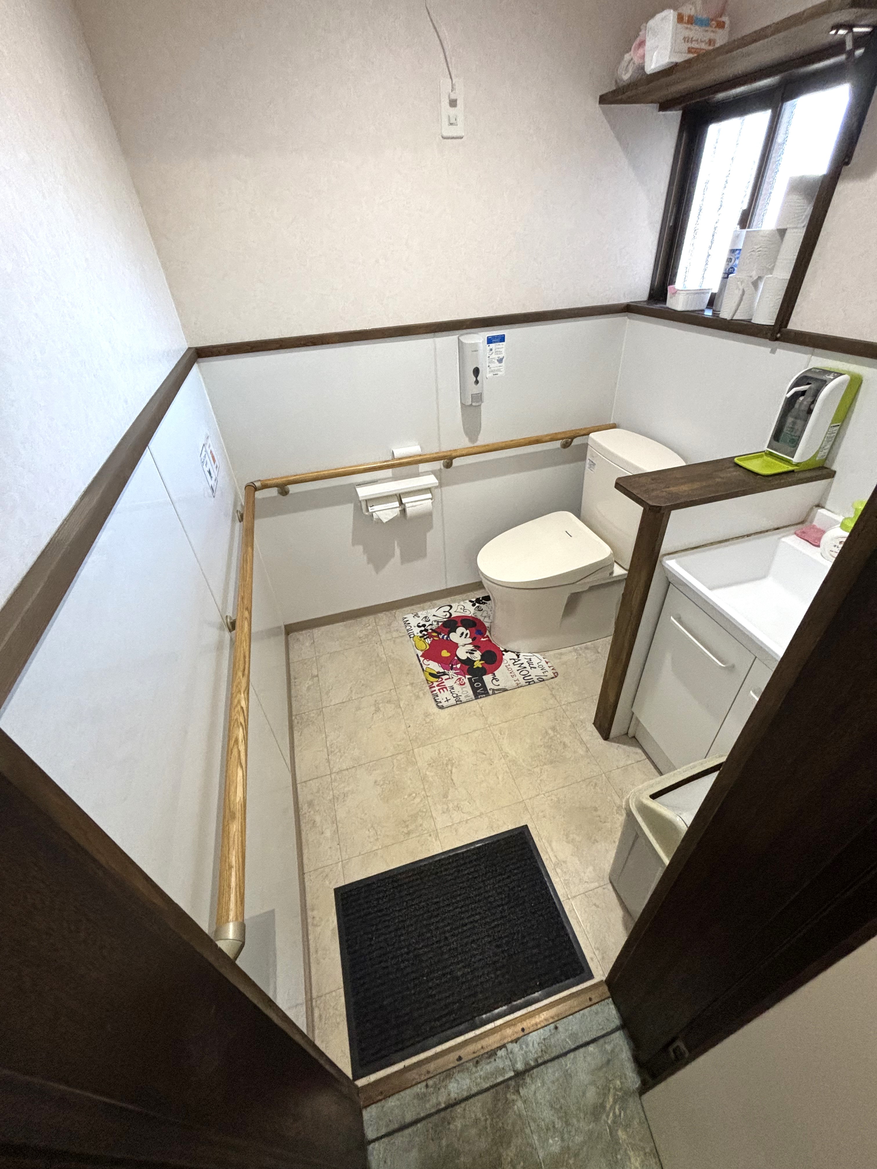 トイレ内には手すりがあります