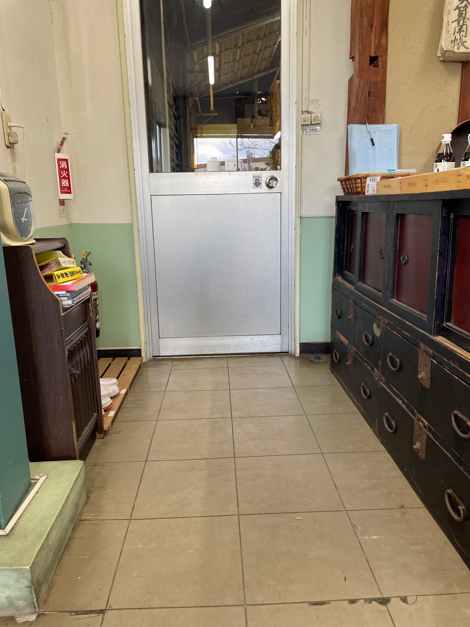 工場へはこの扉から