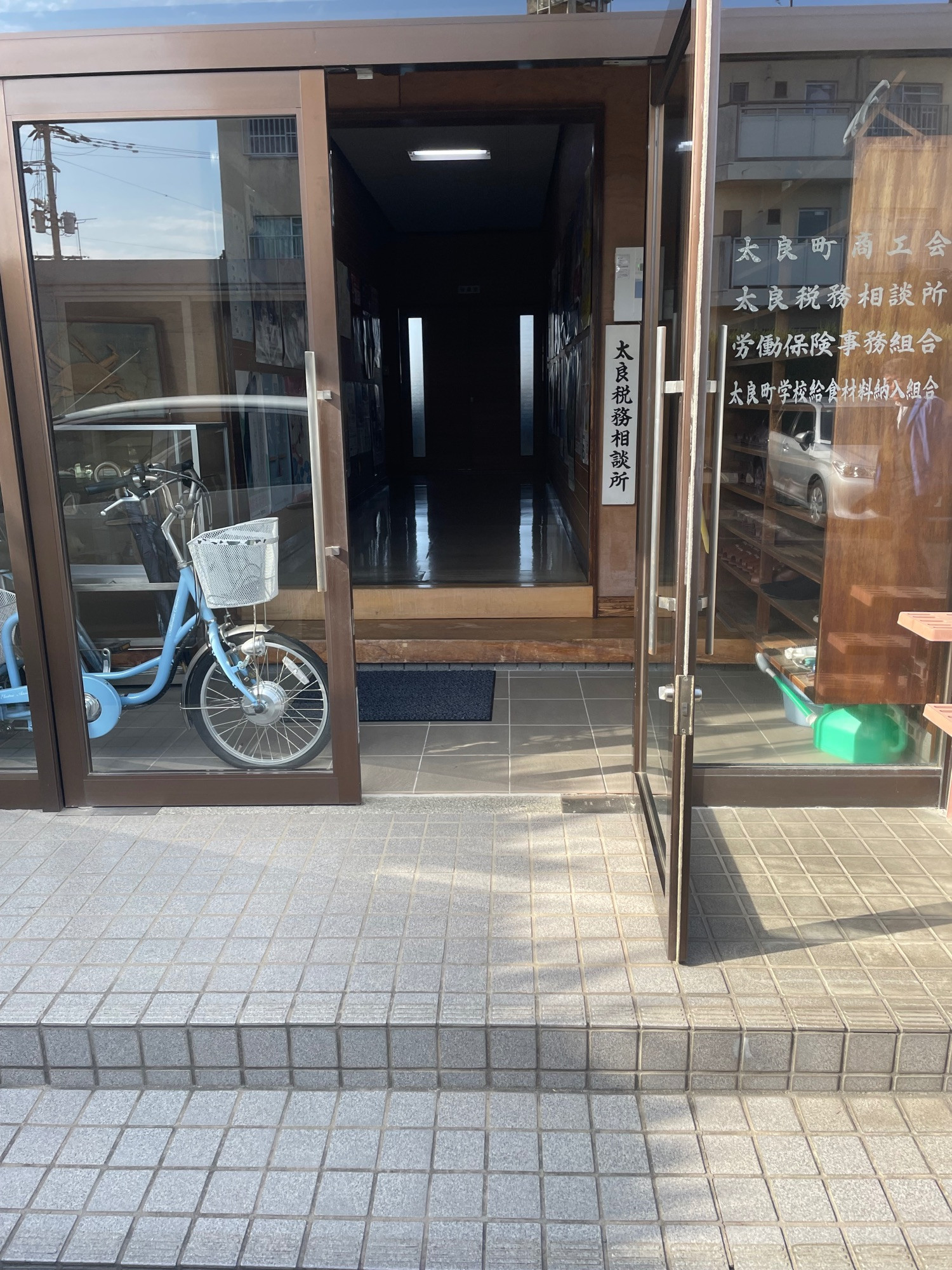 正面玄関。トイレはこちらから