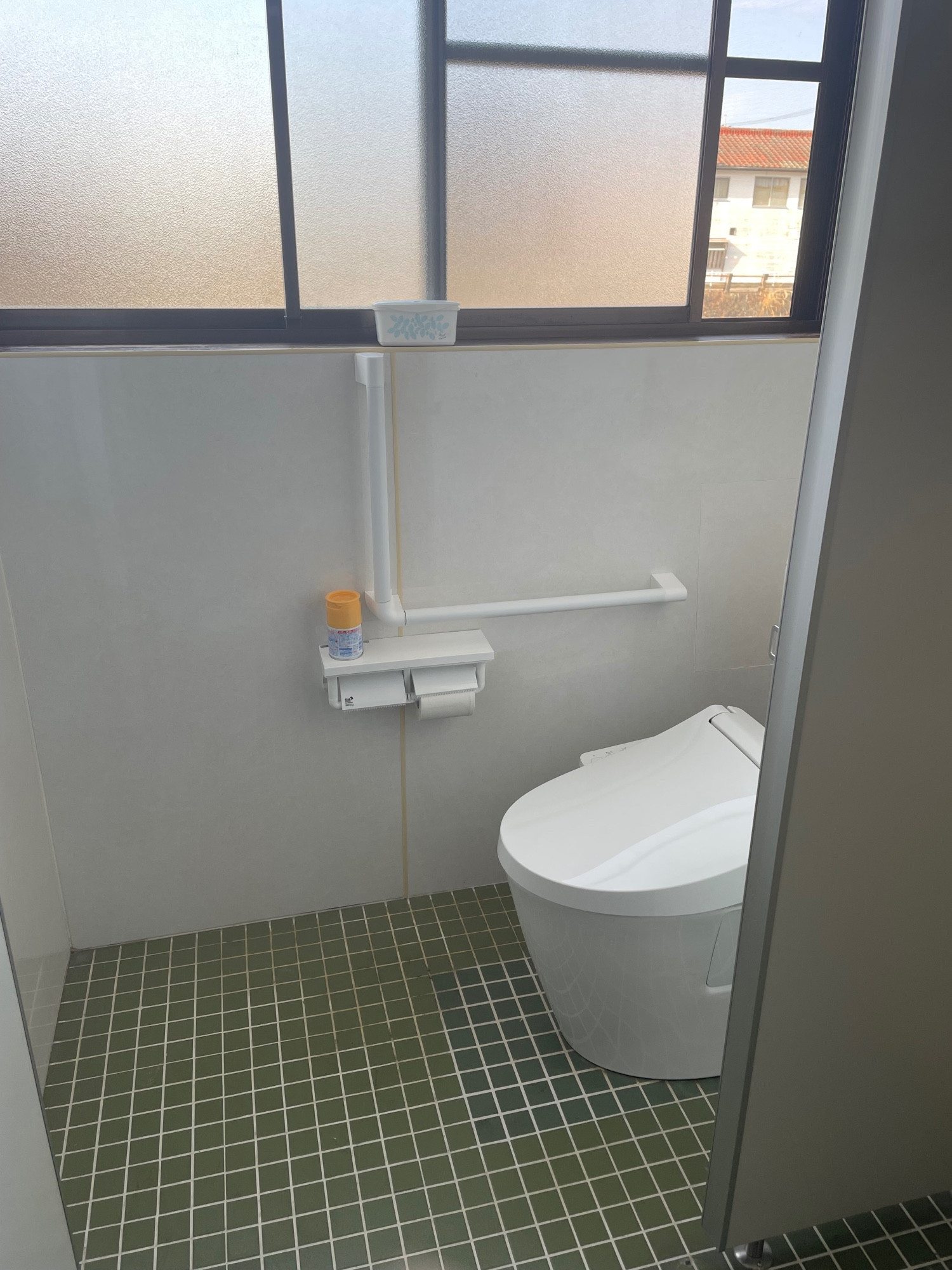 洋式トイレの扉は大きいです