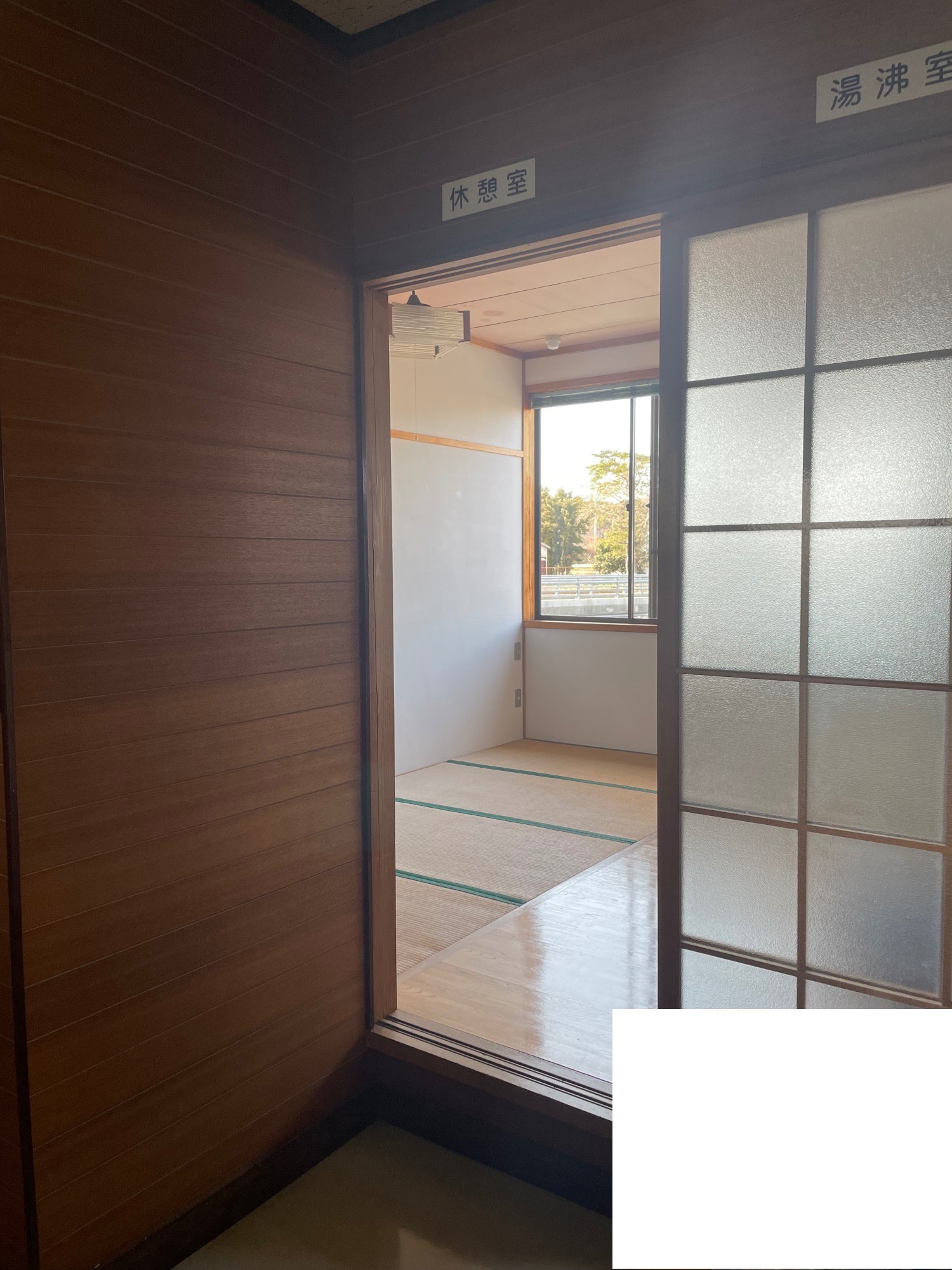 1段上がって、休憩室があります