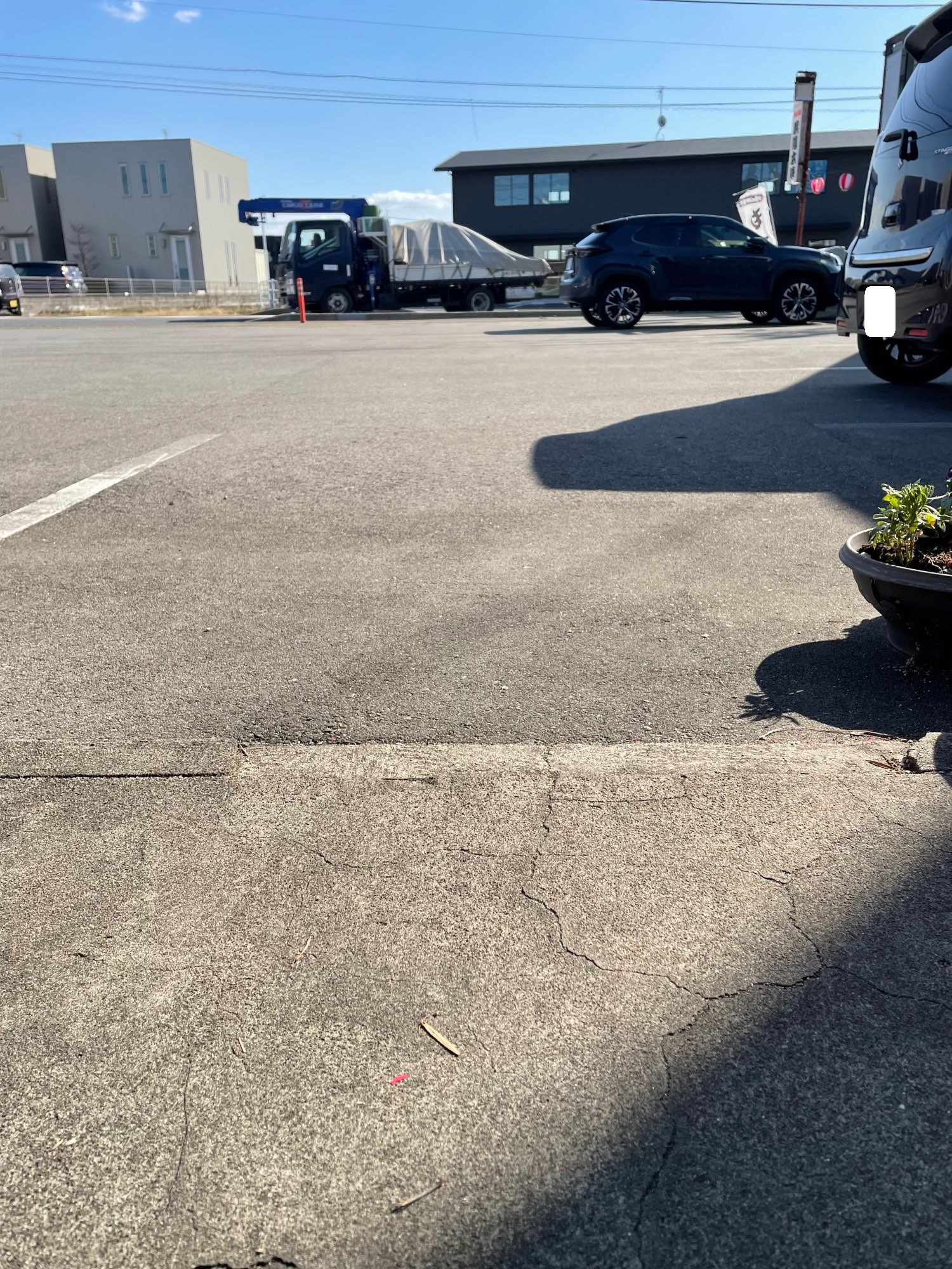 出入り口前に1センチ程の段差があります。