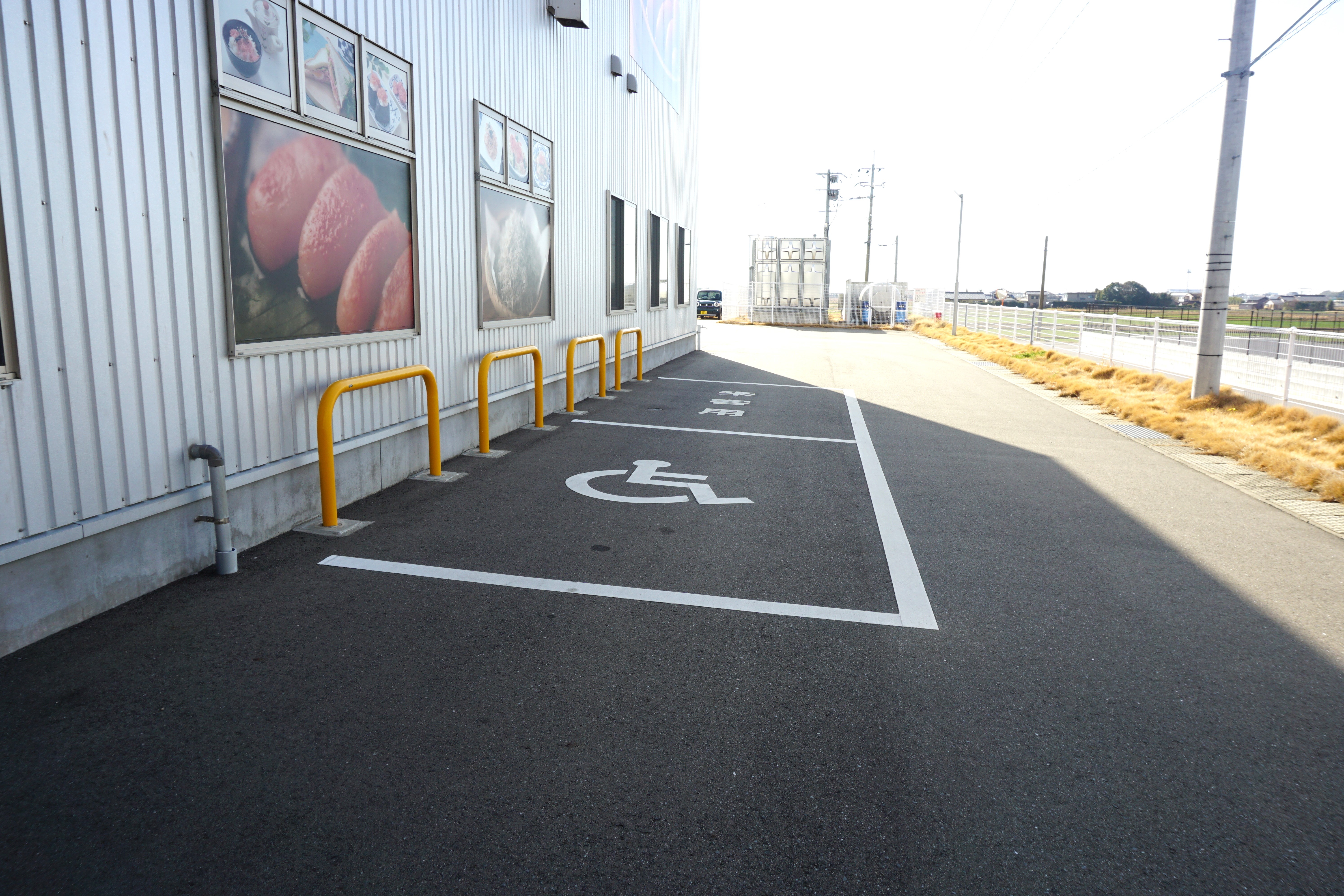 身障者等用駐車場は、直売所の出入口すぐ奥にあります