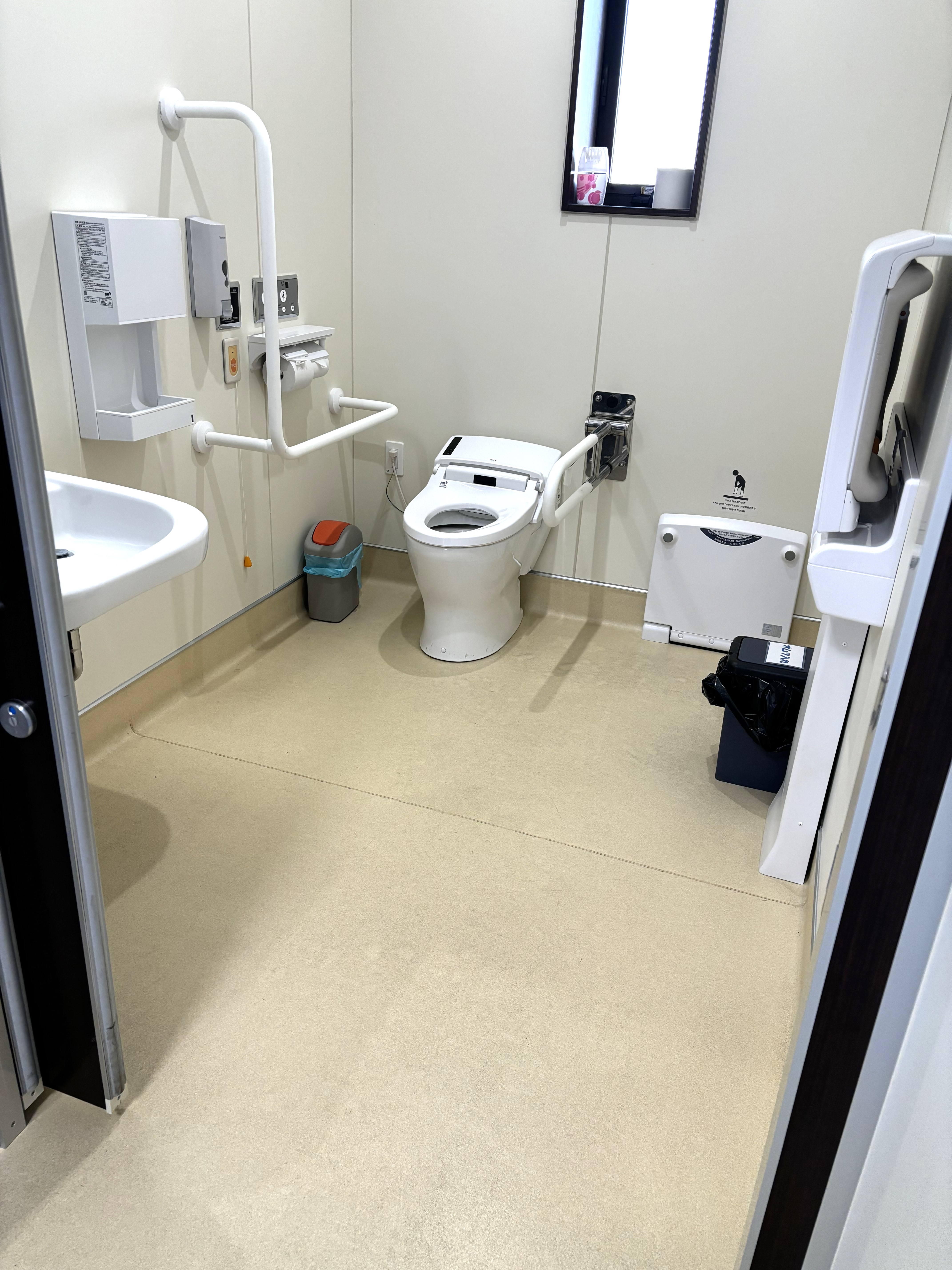 車いす対応、お着替えボード、おむつ交換台があります