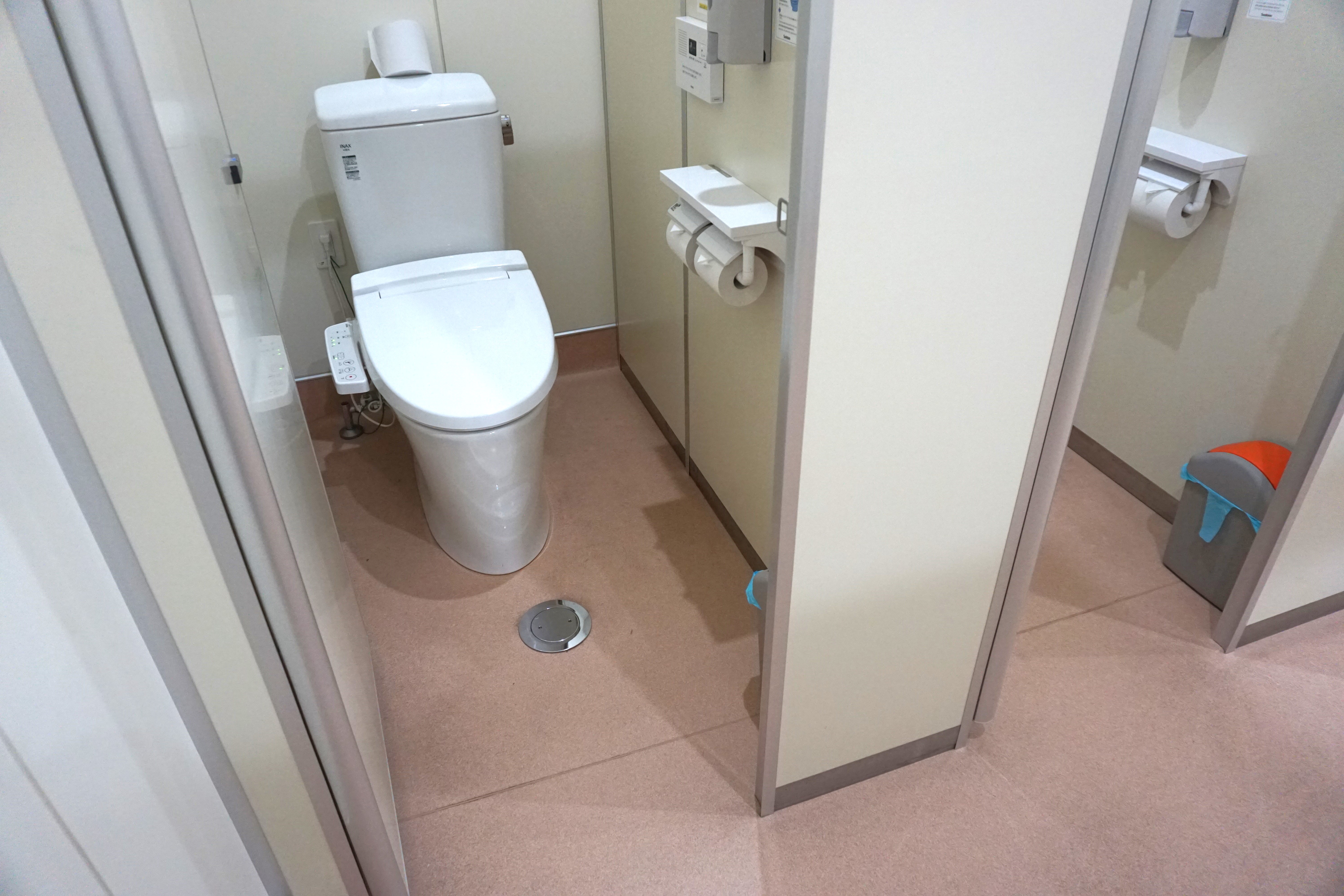 男性用トイレ内