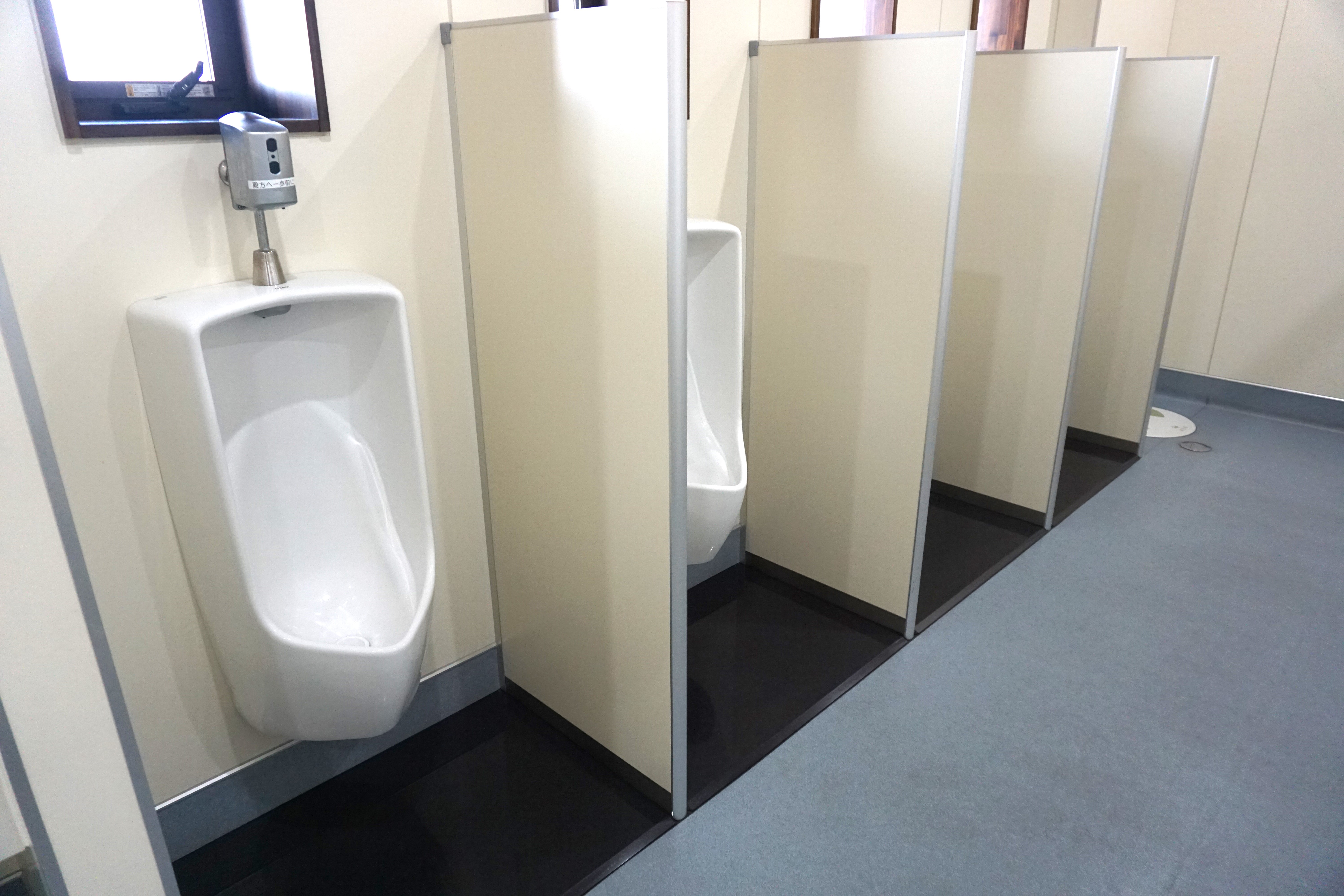 男性用トイレ内