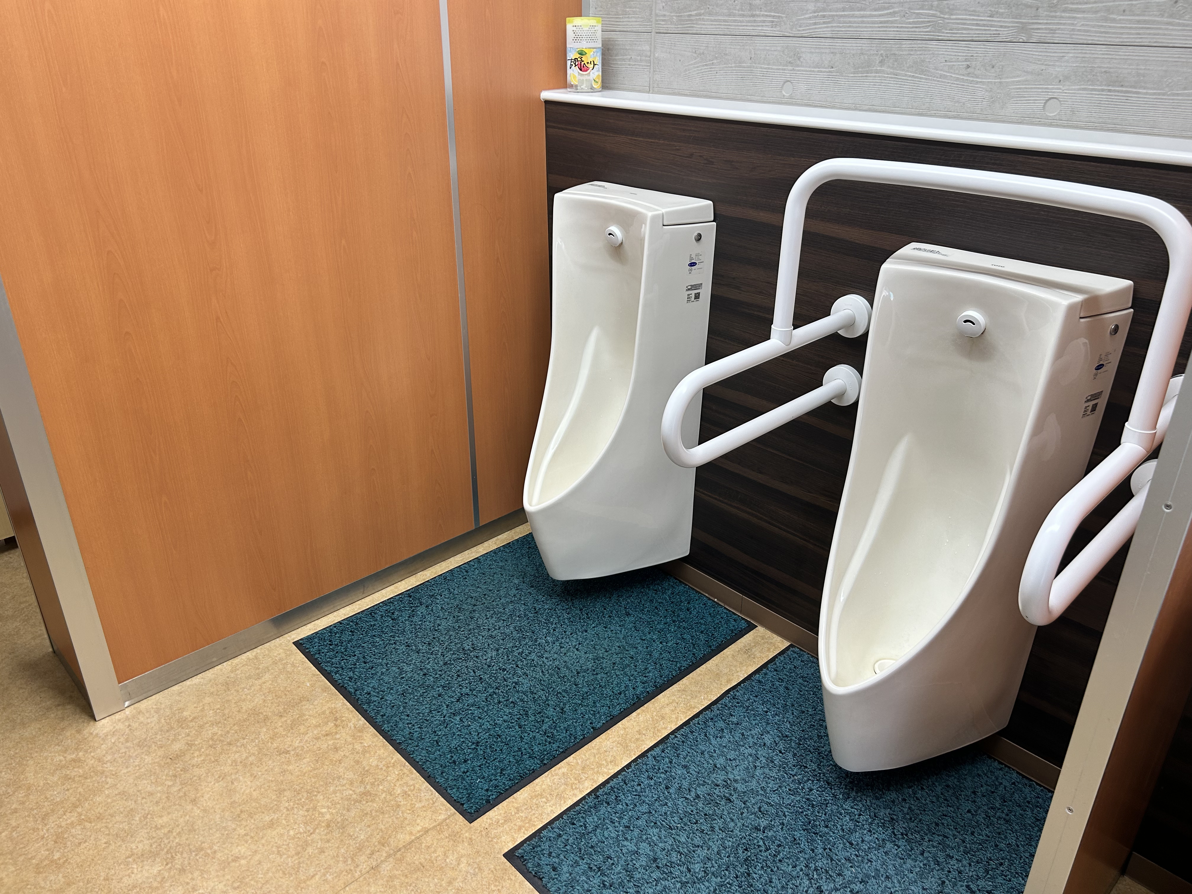 男性用小便器に手摺あり