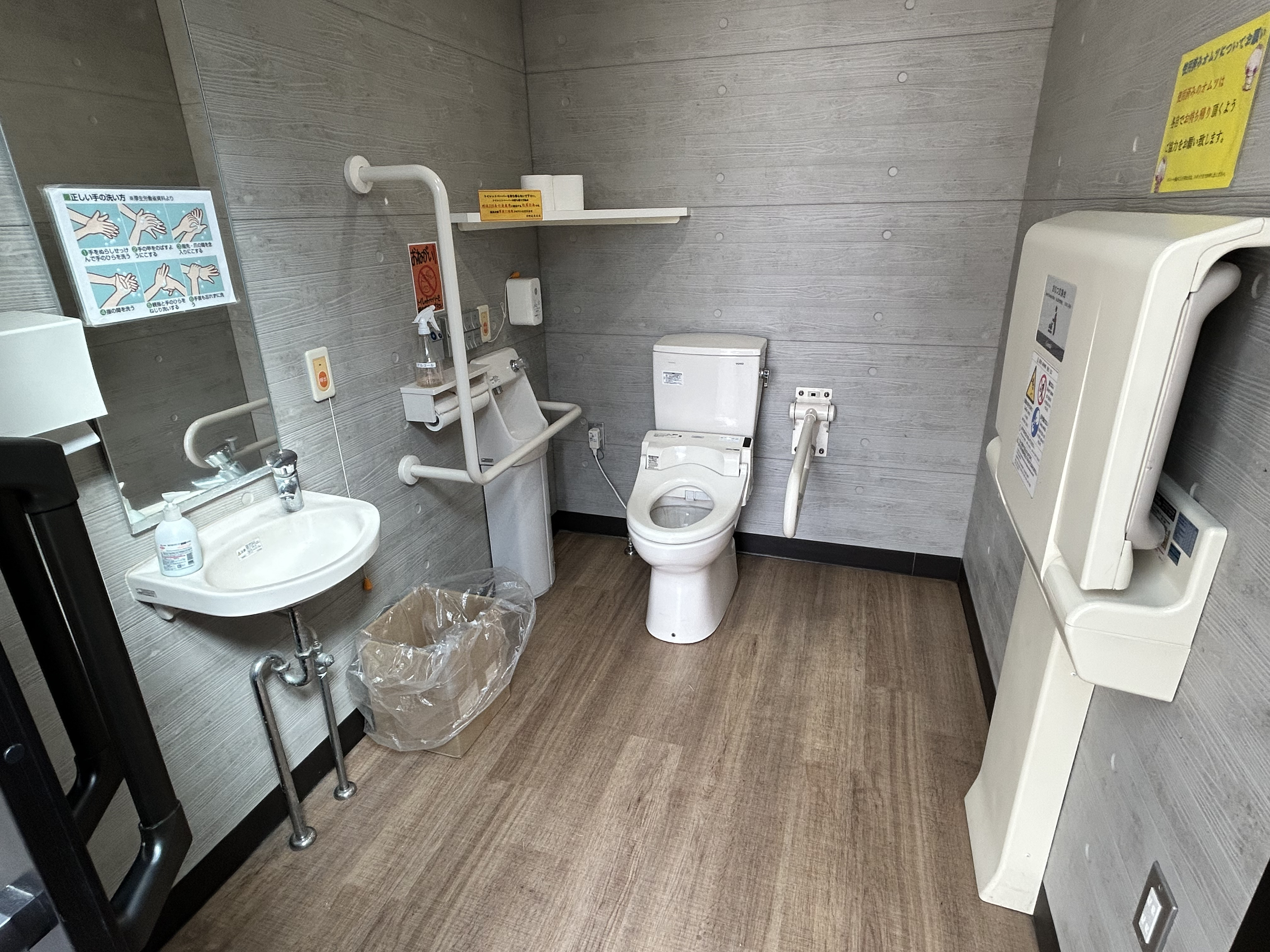 敷地内の麦米側にオストメイト対応トイレあり