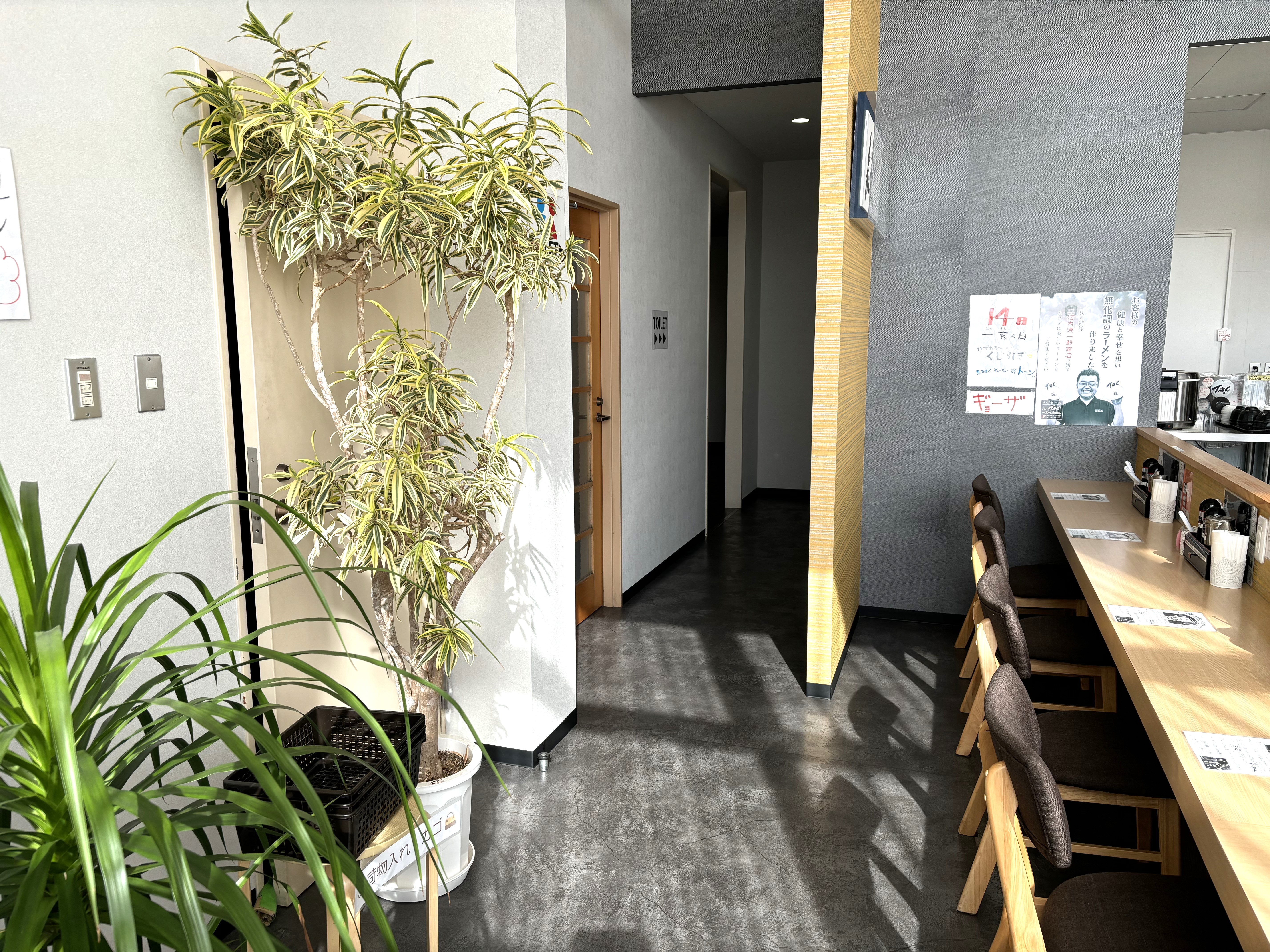 トイレは店舗奥にあります