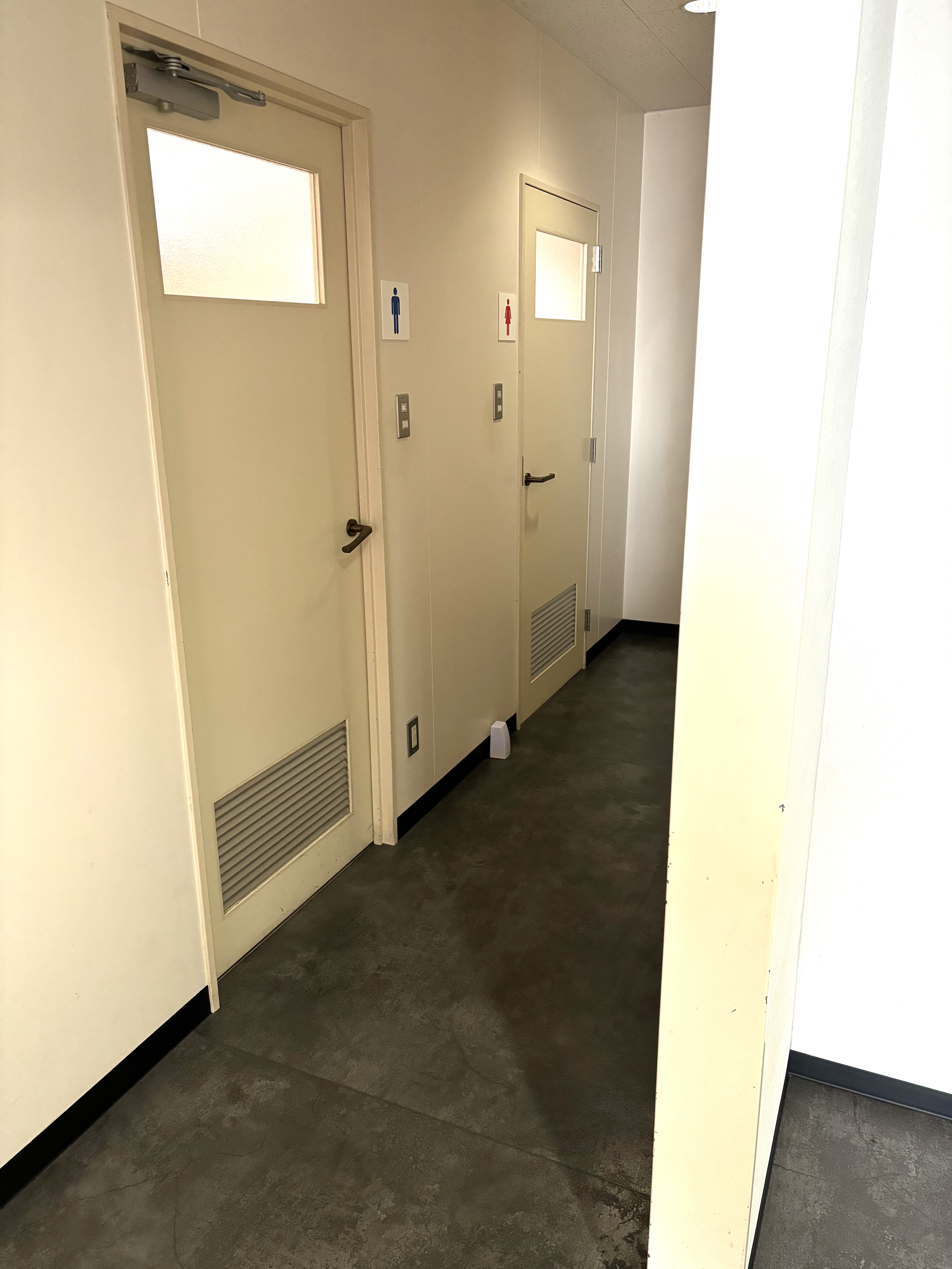 手前が男性用トイレ、奥が女性用トイレです