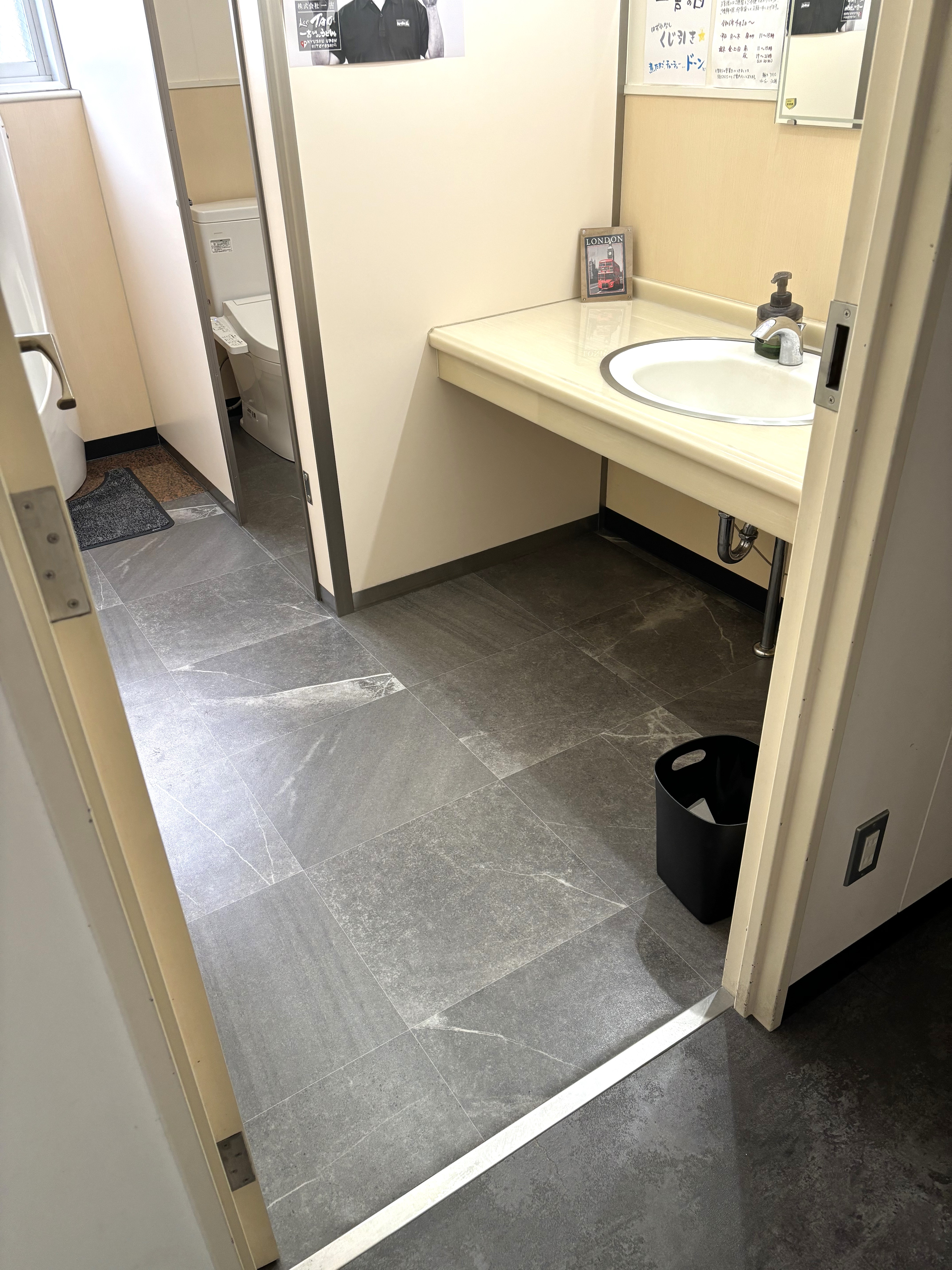 男性用トイレドアは、内開きです