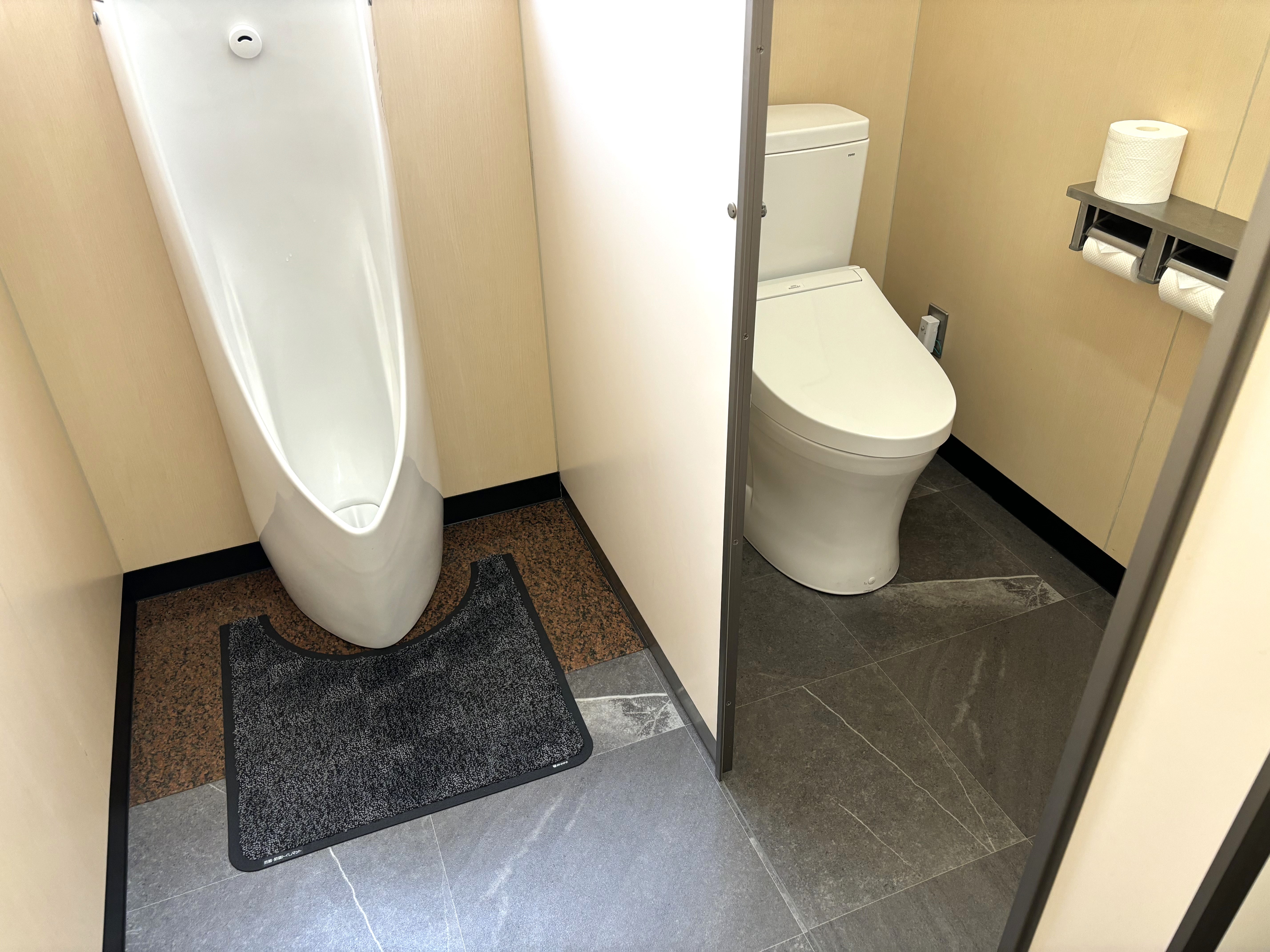 男性用トイレ内