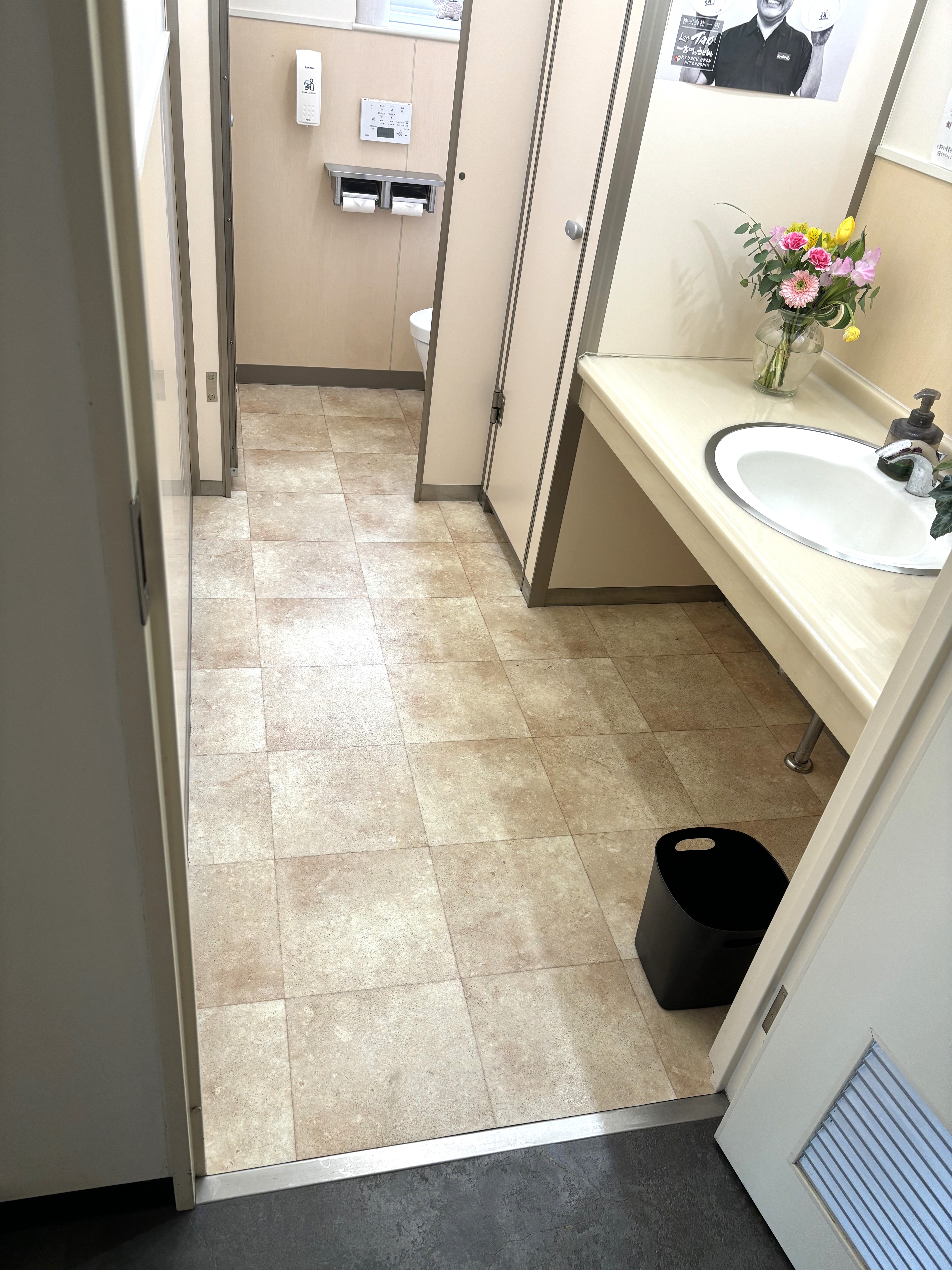 女性用トイレドアは外開きです