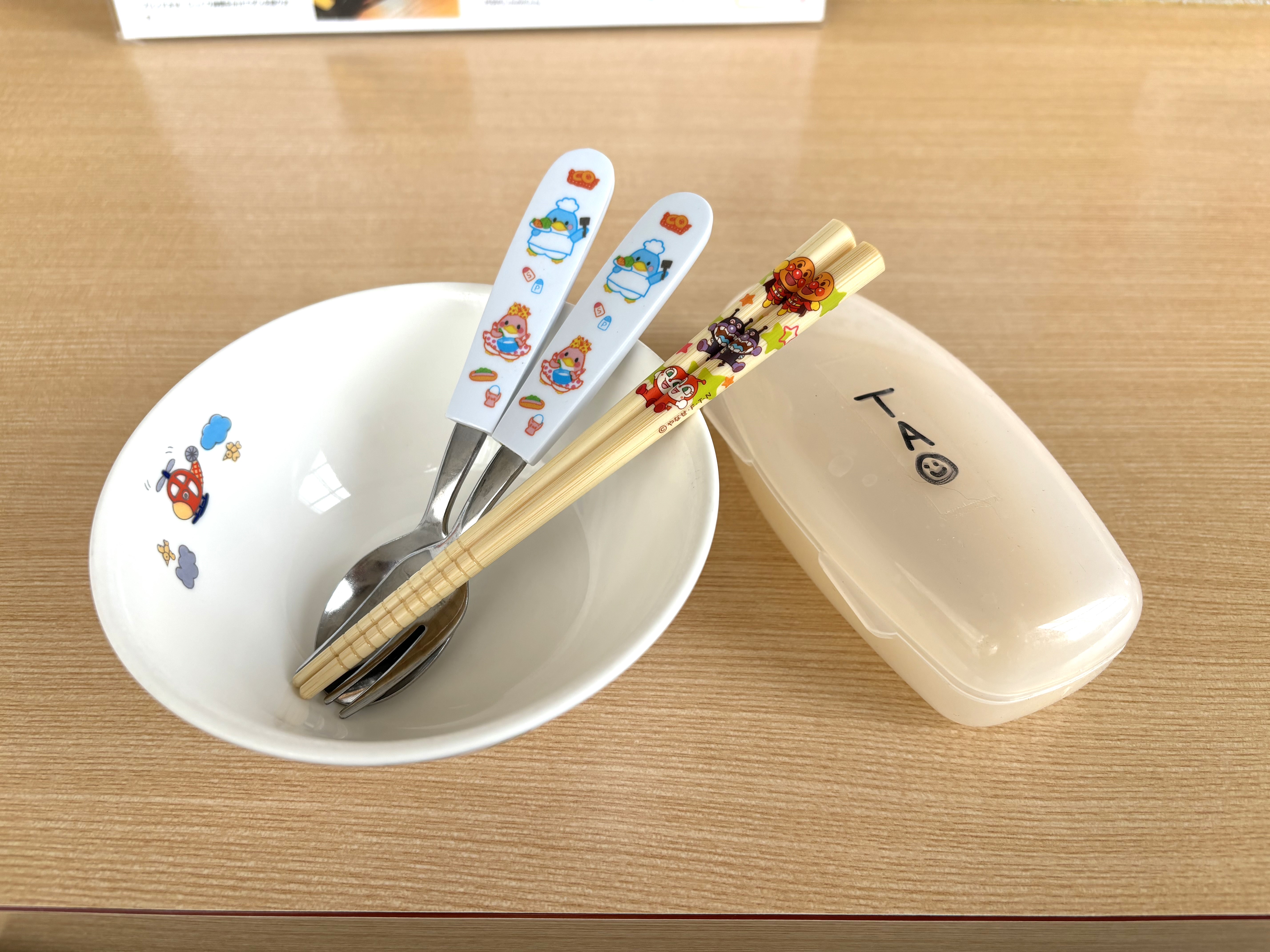 お子様用食器と麺きりはさみあります