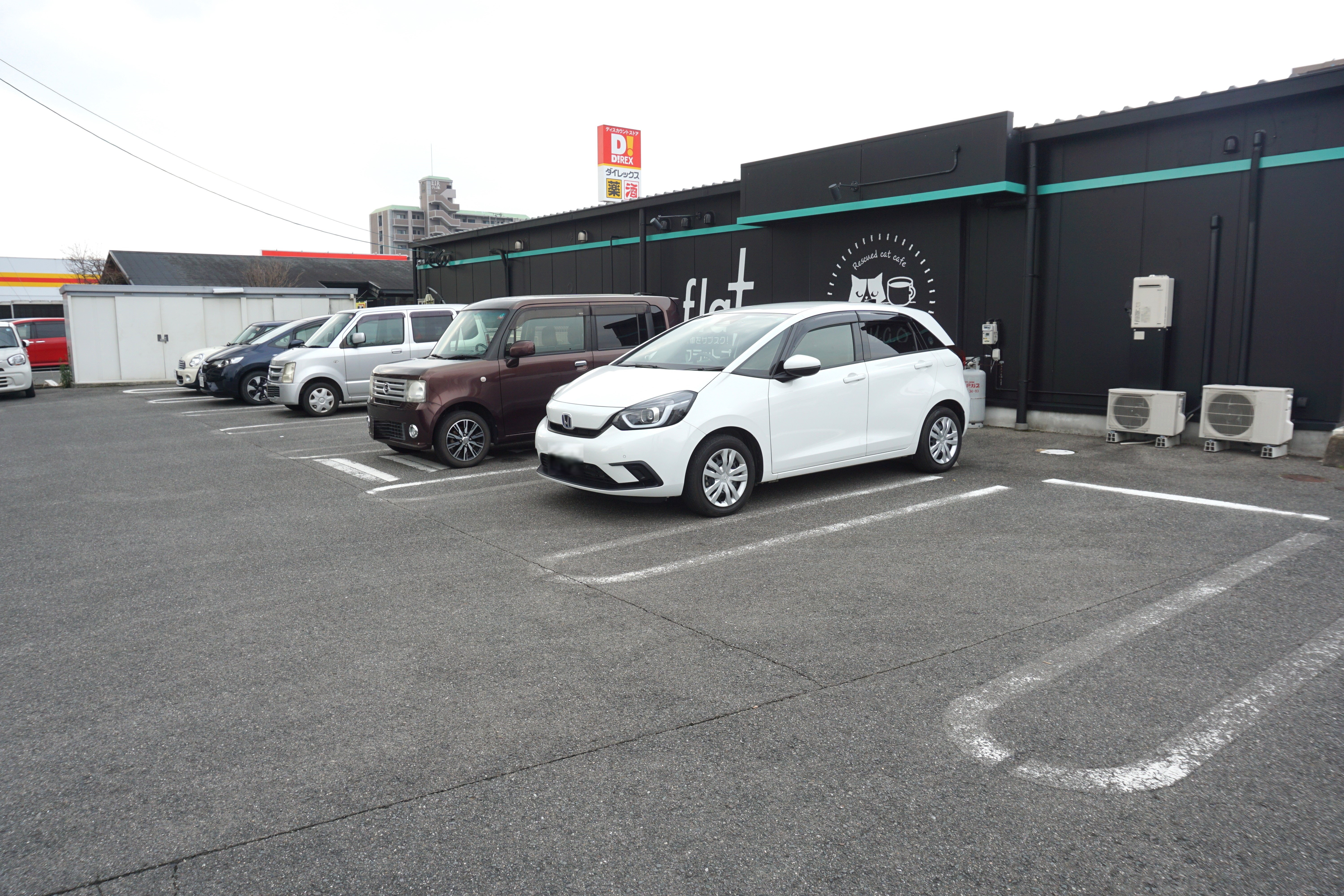 店舗裏にも駐車スペースあります