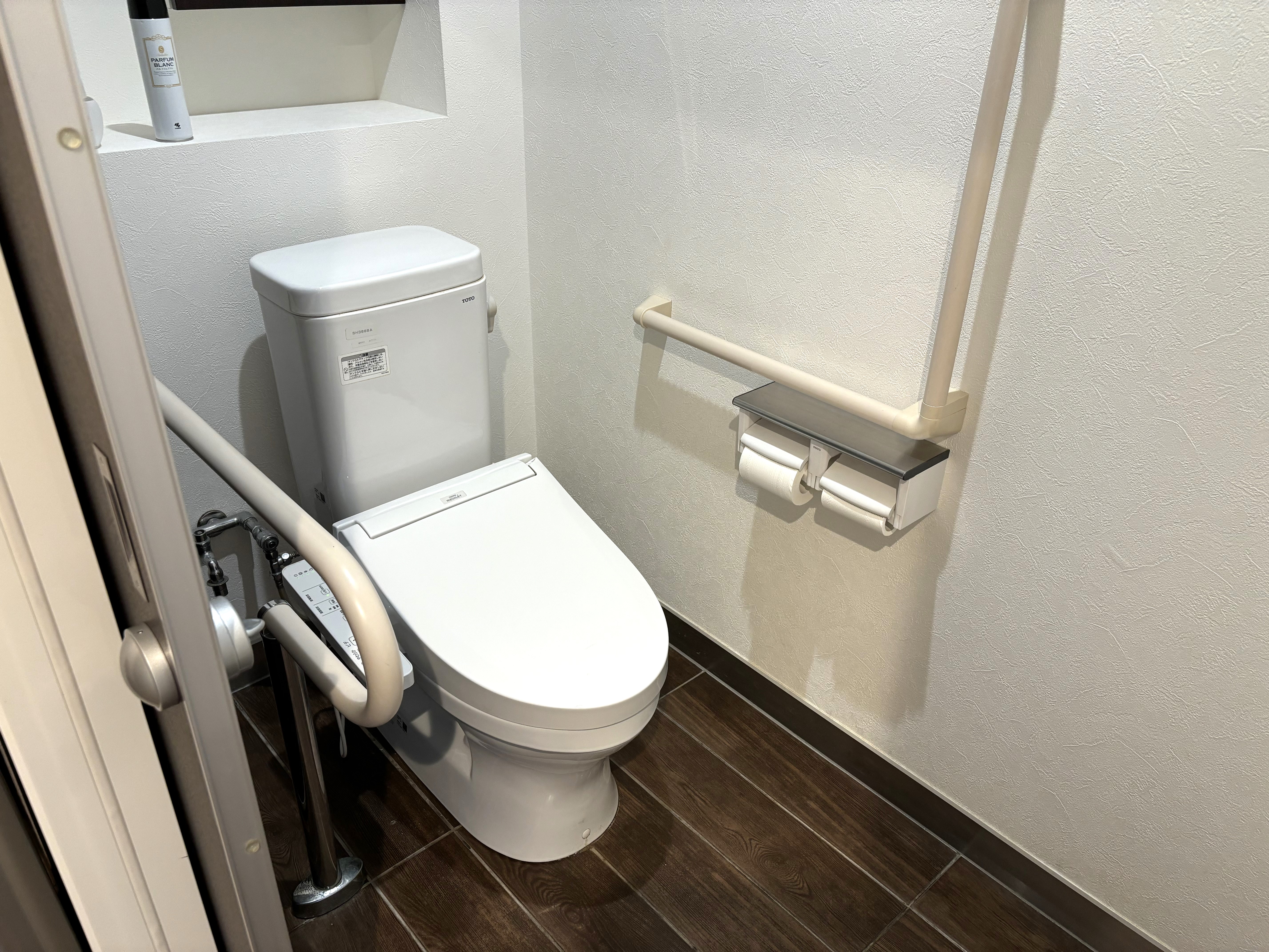 車いす対応トイレ内