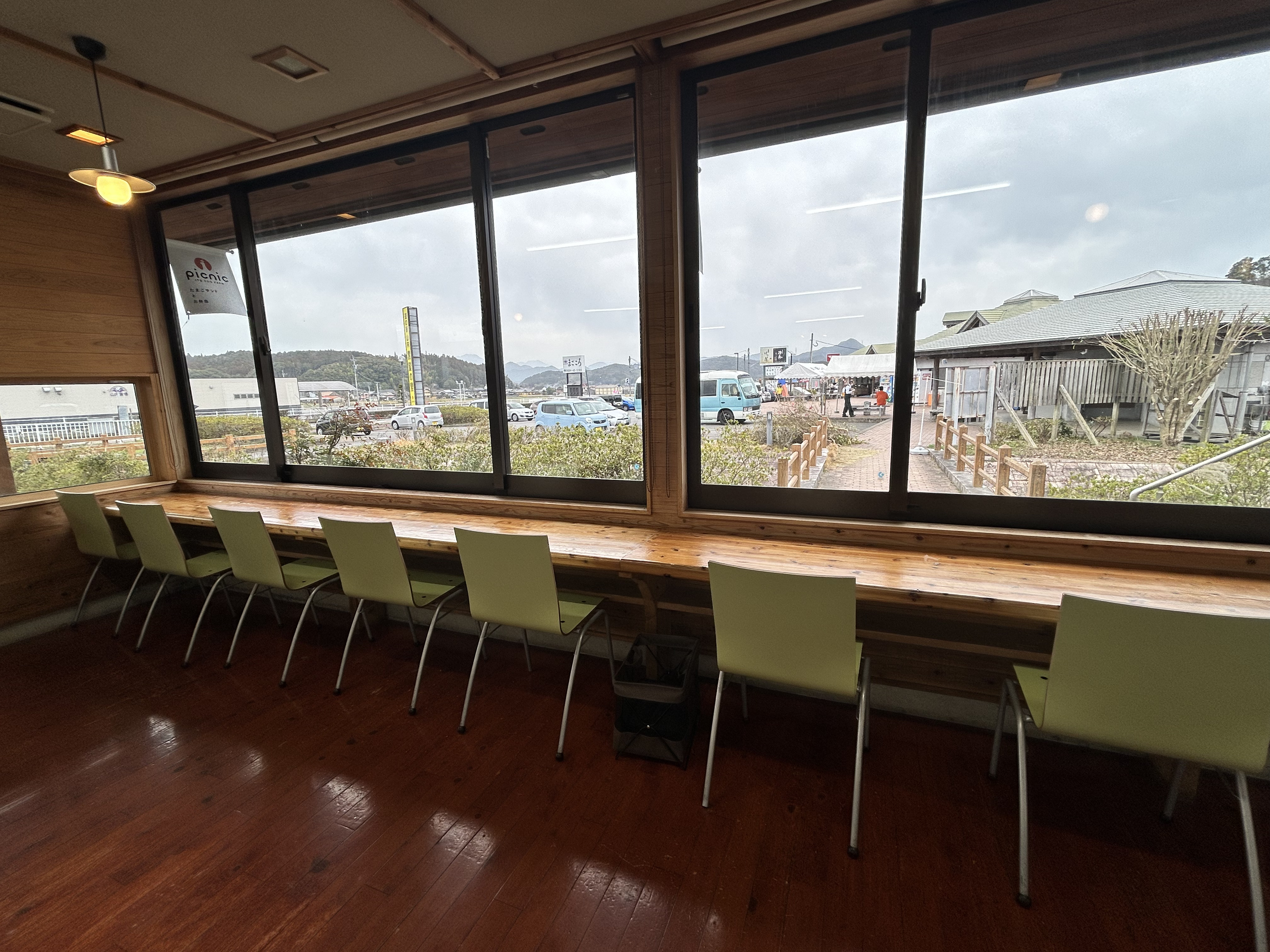 窓側カウンター席