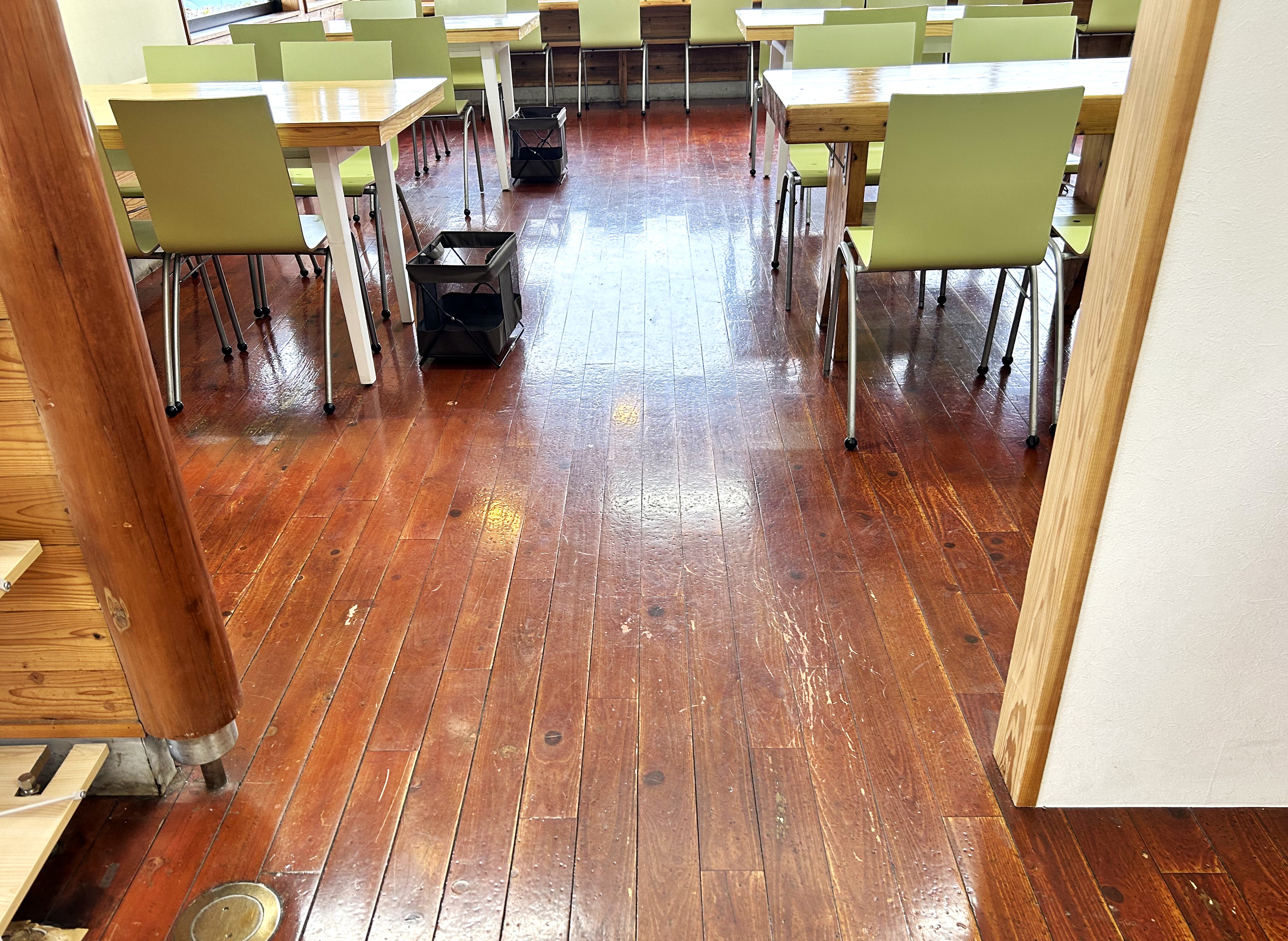 店内通路は広くフラット