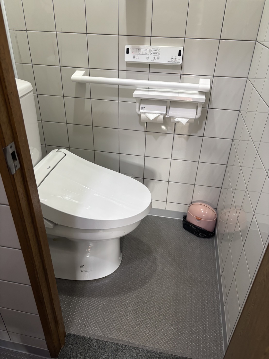 1階のトイレは洋式で手すりがあります