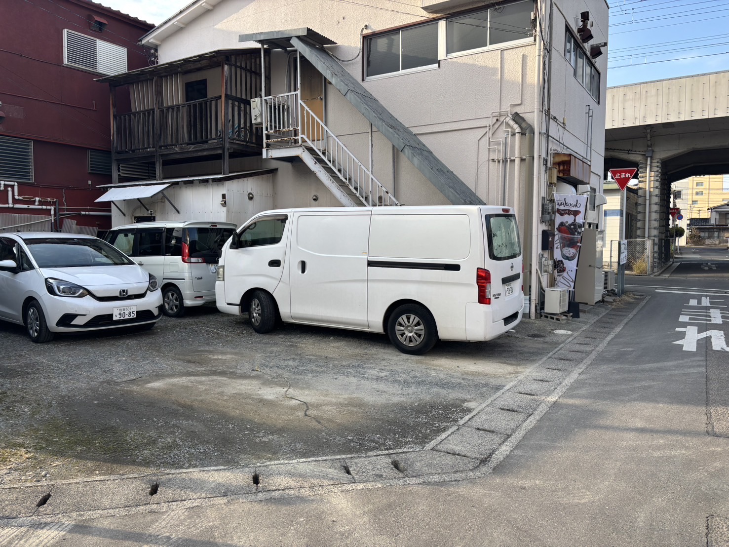 手前側がFresh Candyの駐車場です